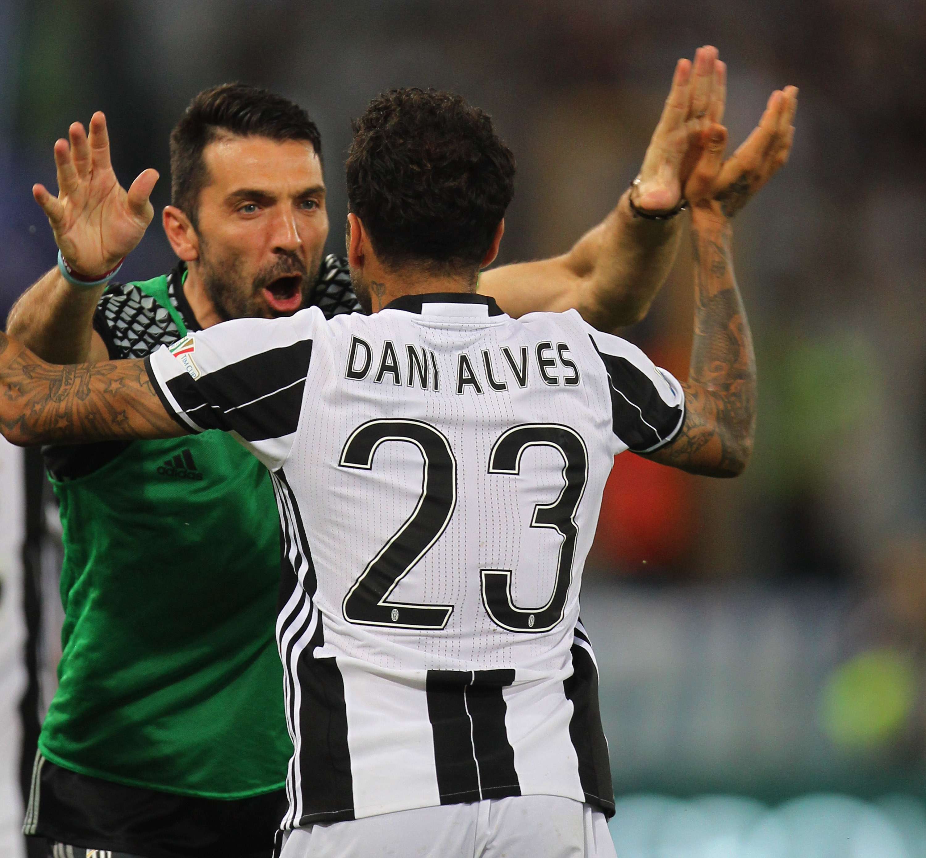 Dani Alves Gianluigi Buffon Juventus EMBED