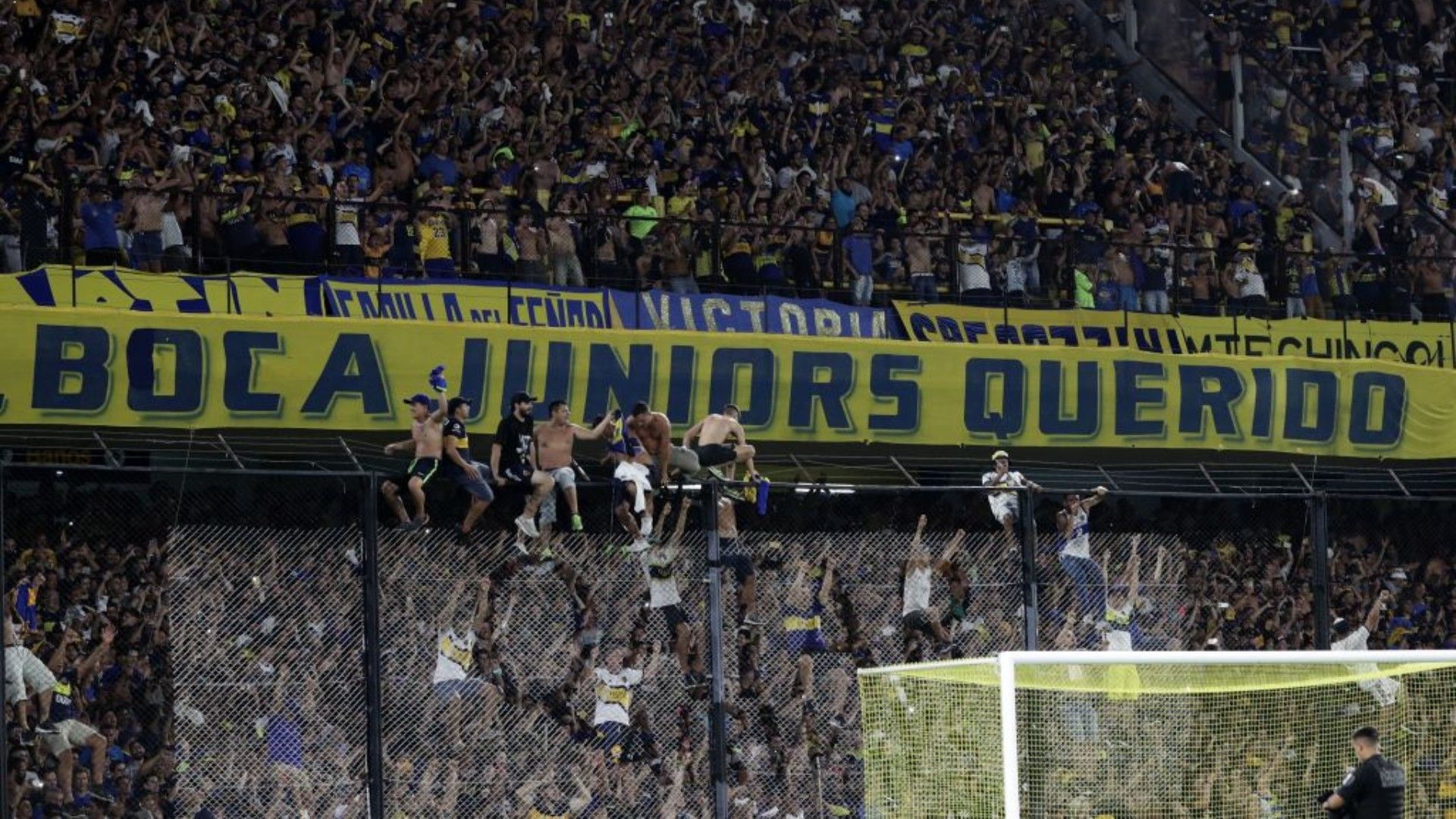 hinchas de boca en la bombonera festejando