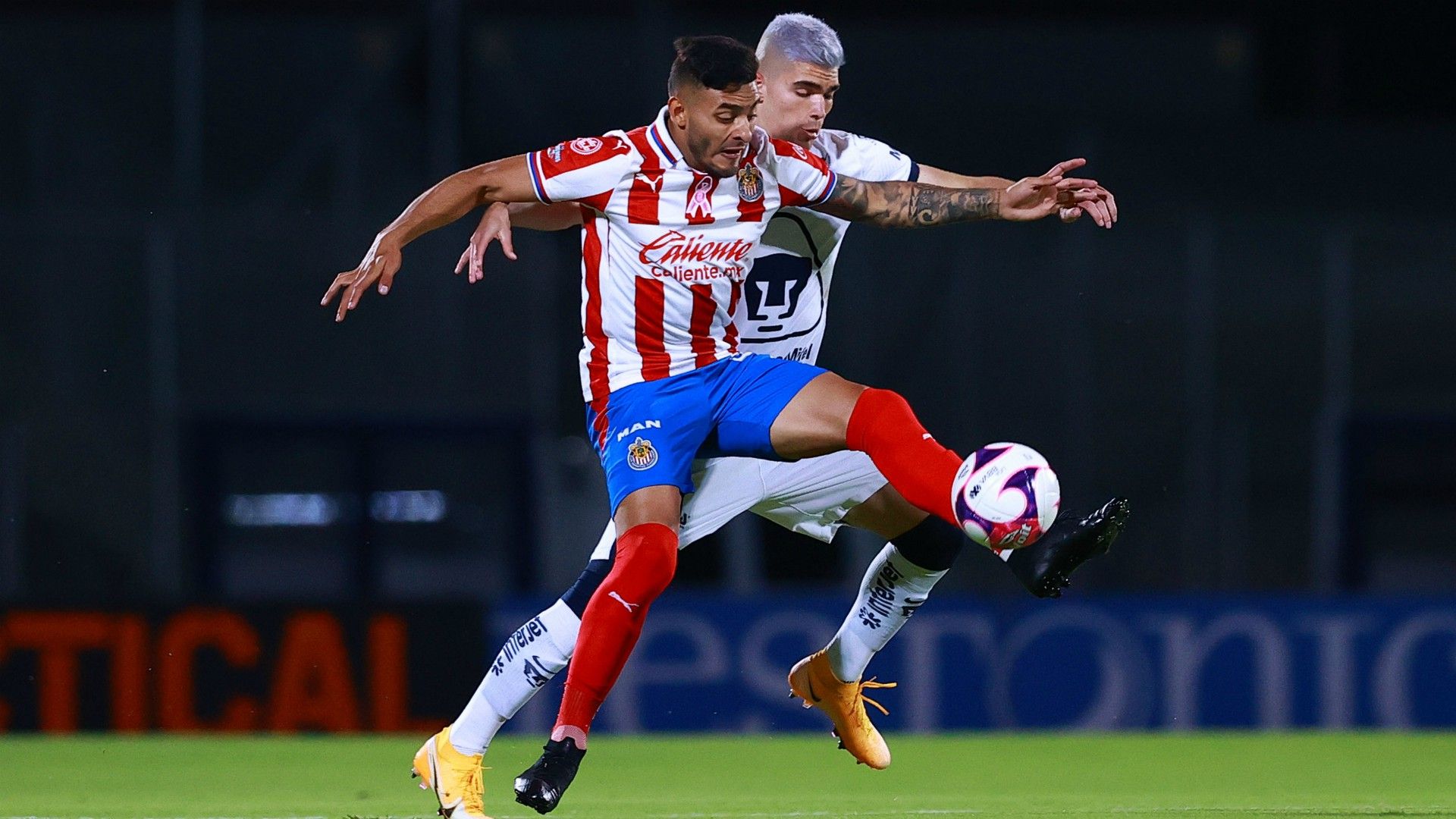 Alexis Vega Johan Vazquez Pumas vs Chivas