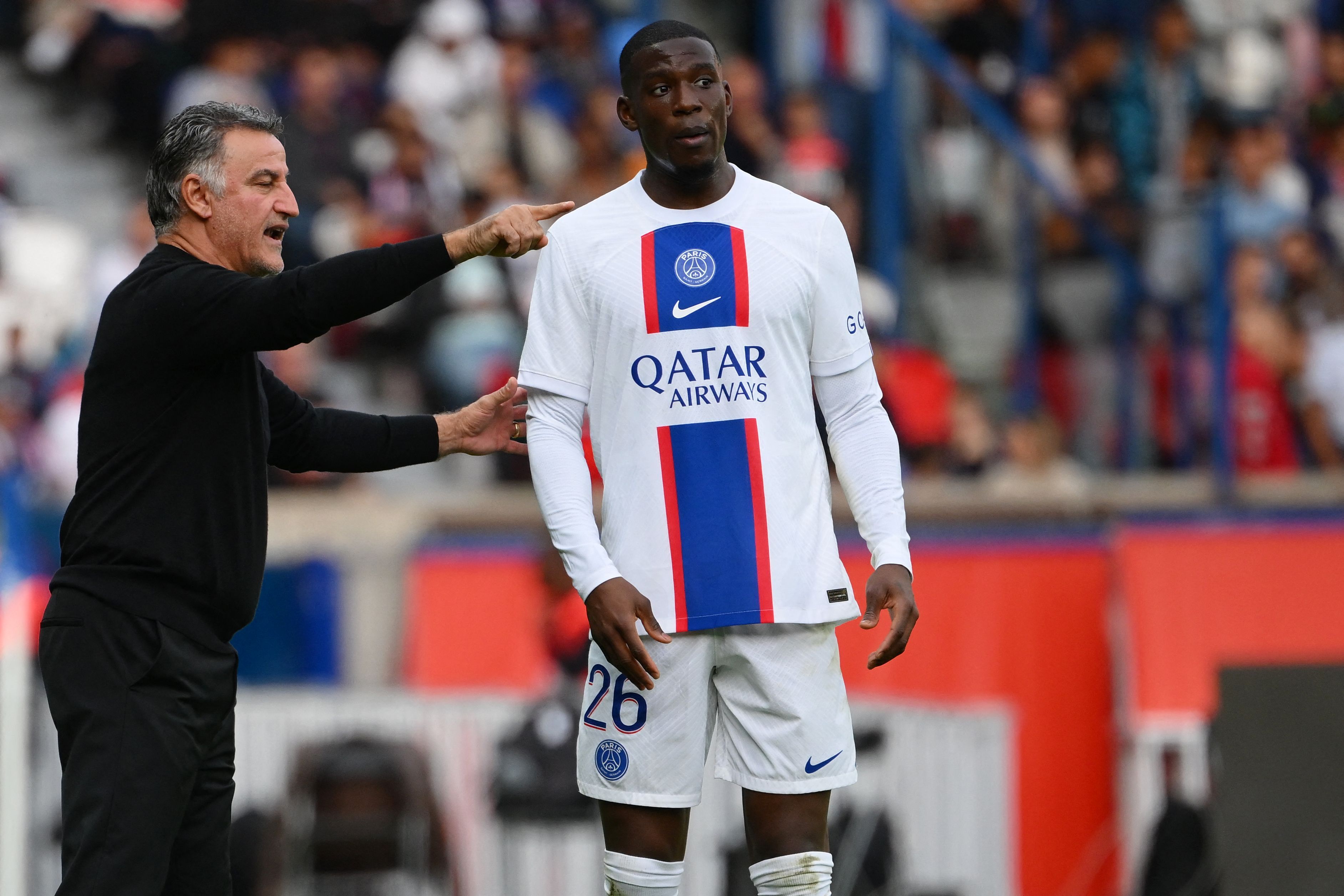 Christophe Galtier donne des consignes à Nordi Mukiele lors de la rencontre entre le PSG et Troyes.