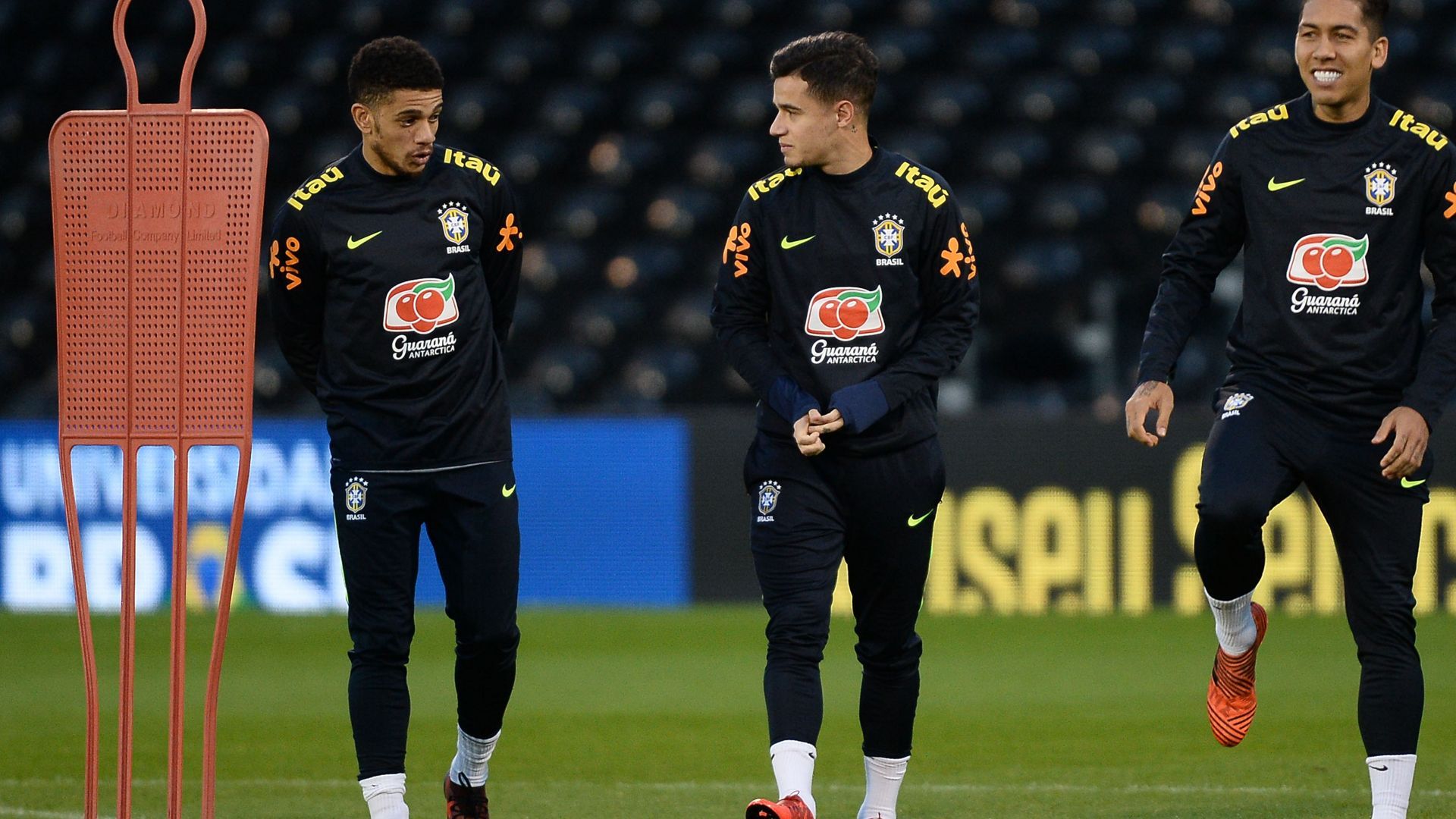 Coutinho Taison Firmino Brasil treino 12112017