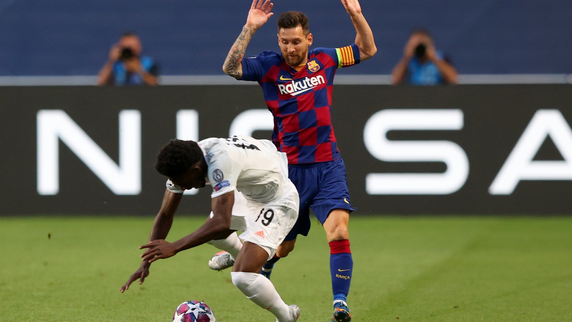 Messi-Davies-Barca-PSG-2020