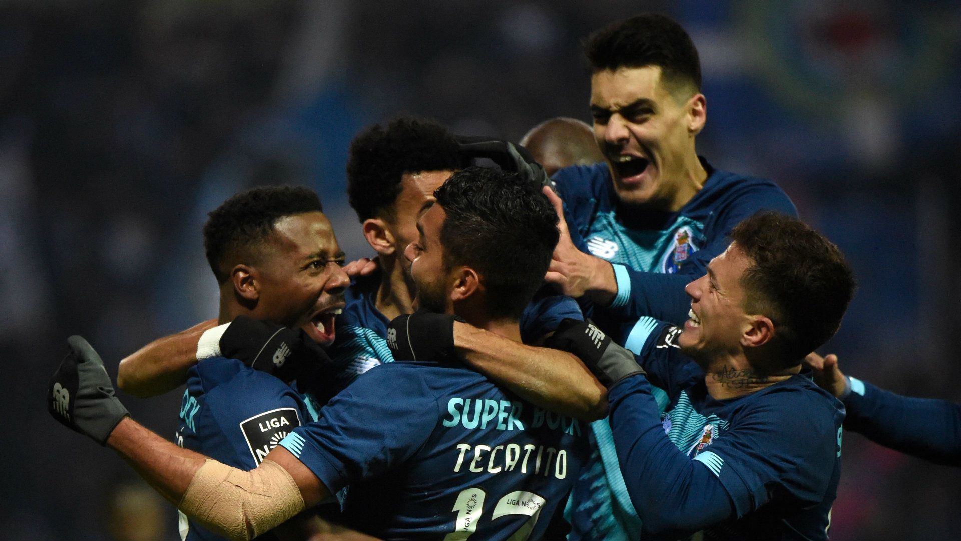 Tecatito Corona Porto 100120