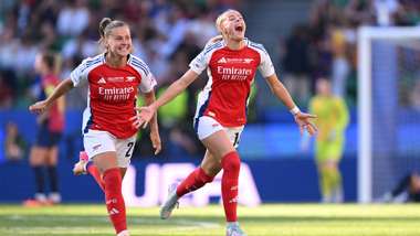 Victoria Pelova and Chloe Kelly arsenal