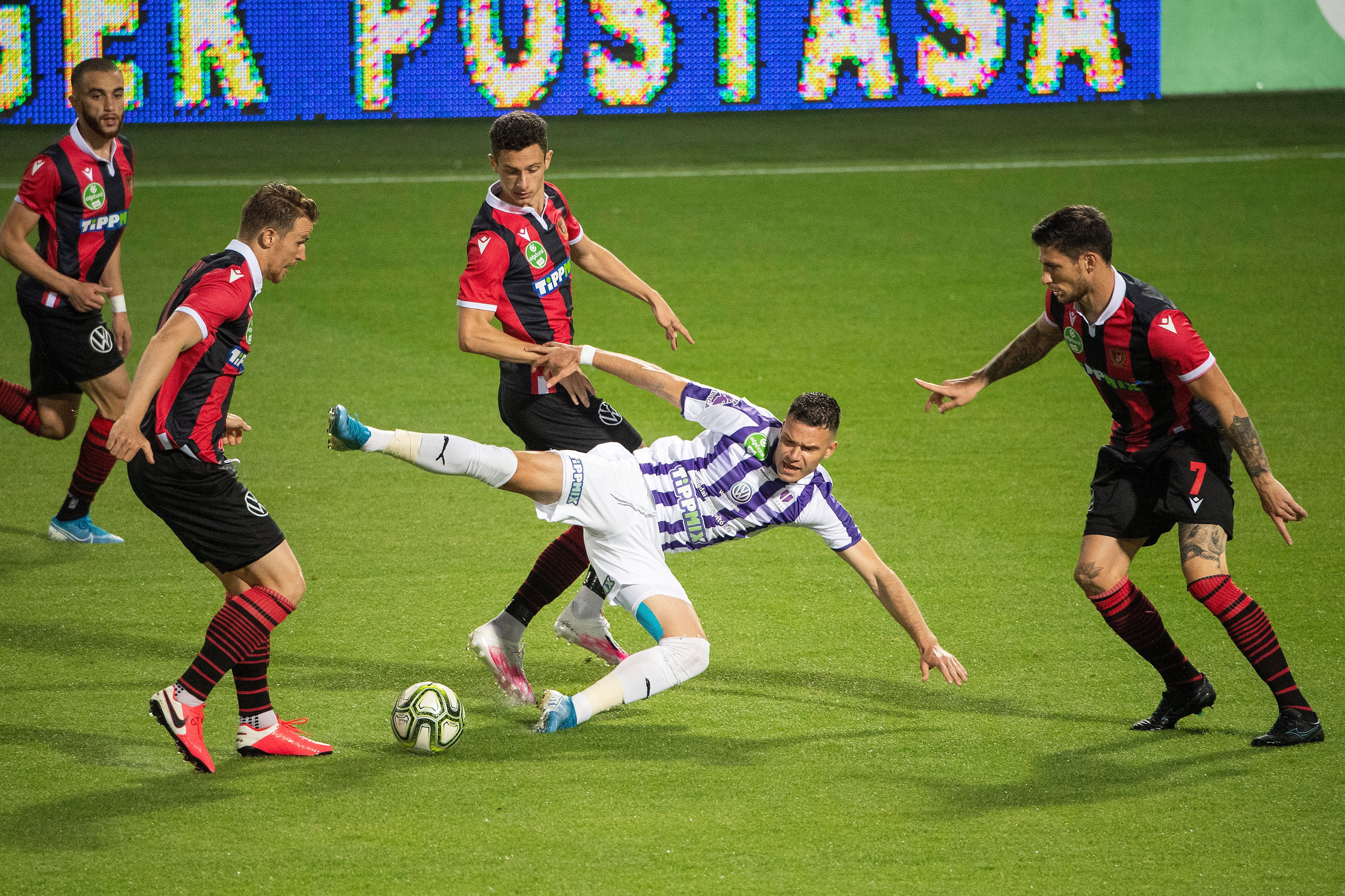 Az újpesti Antonio Perosevic (k), valamint a kispesti Hidi Patrik, Szendrei Norbert és Batik Bence (b-j) nagyot harcolt