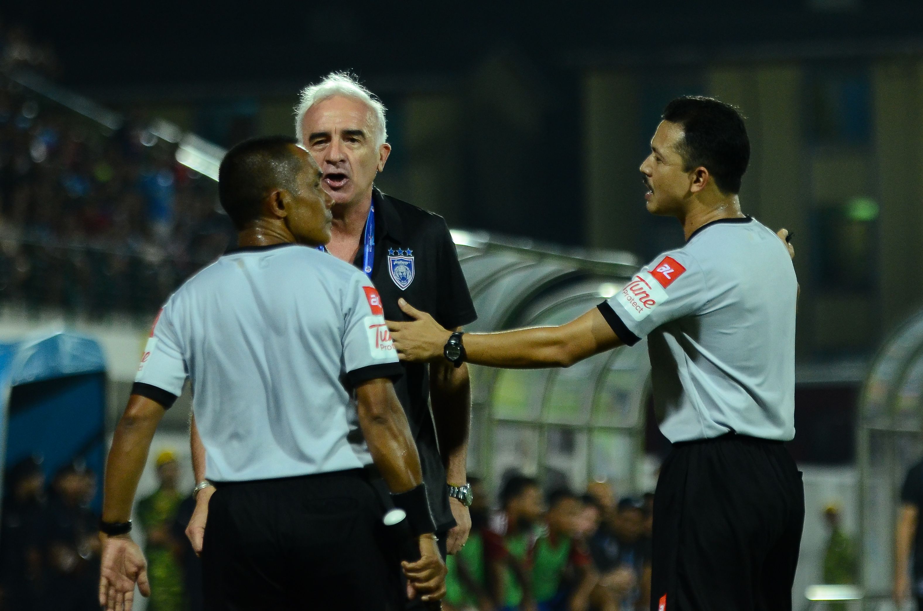 Johor Darul Ta'zim head coach Mario Gomez argues with the match officials 3/8/2016