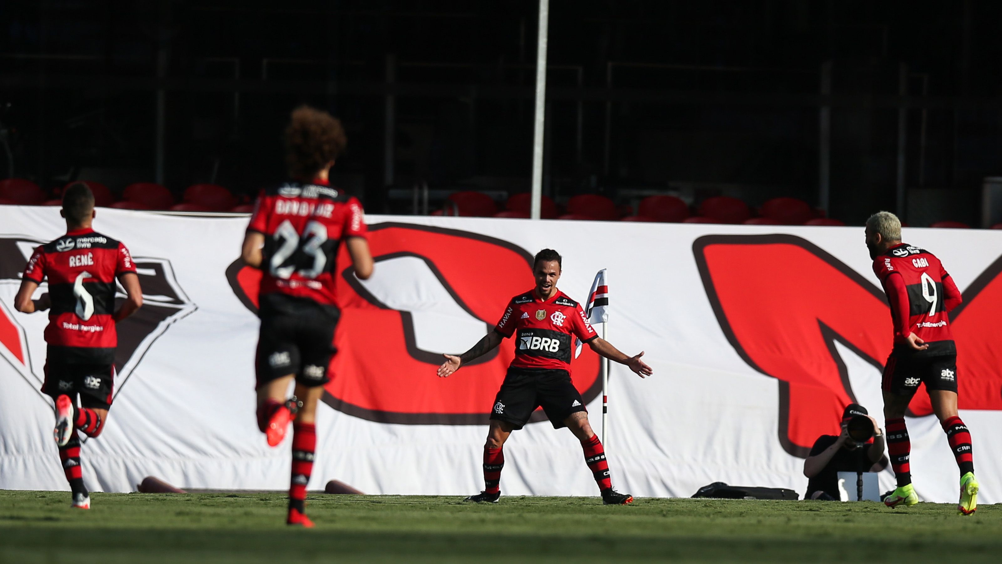 Michael comemora gol em São Paulo x Flamengo
