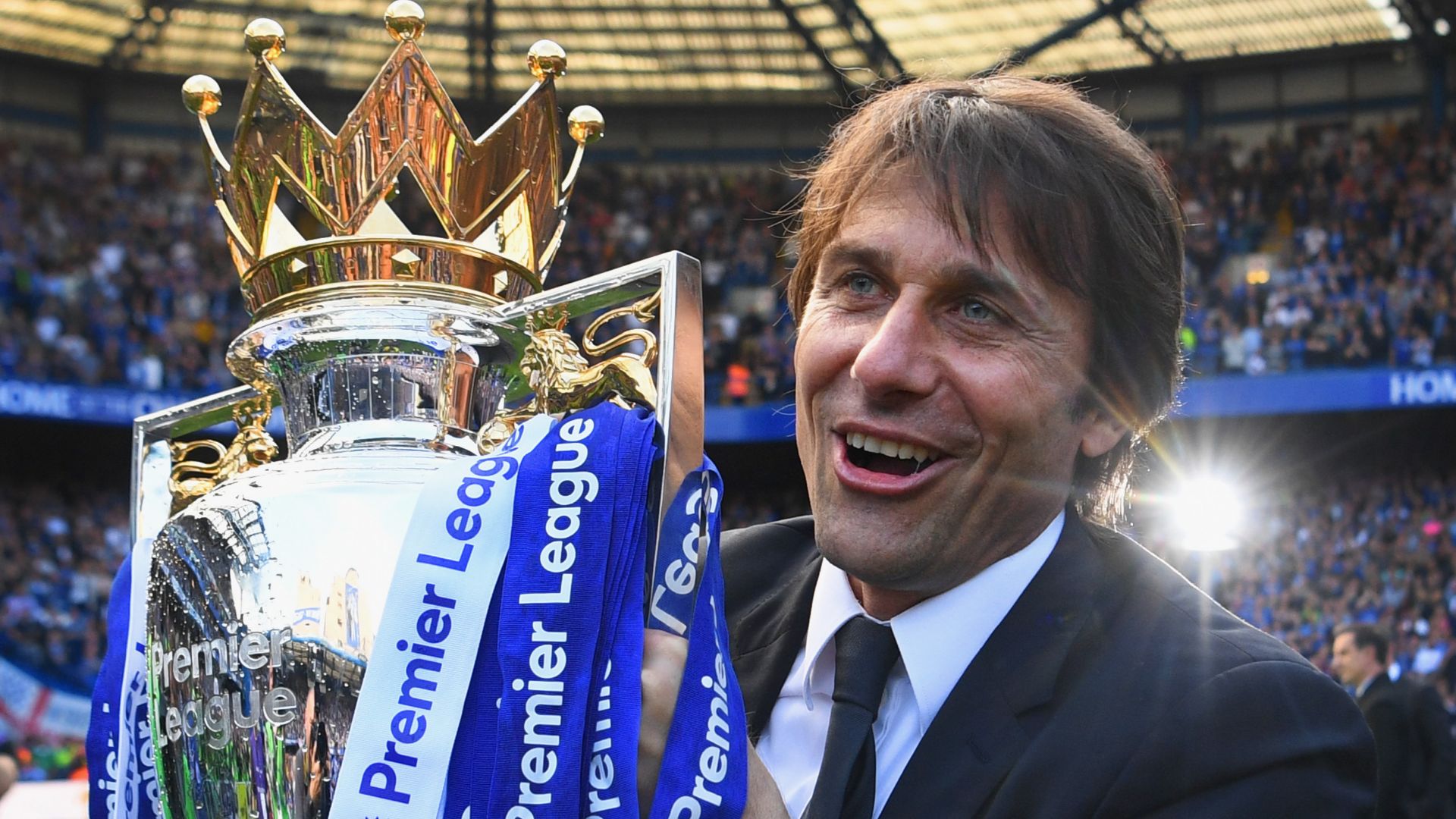 Antonio Conte Chelsea Premier League trophy