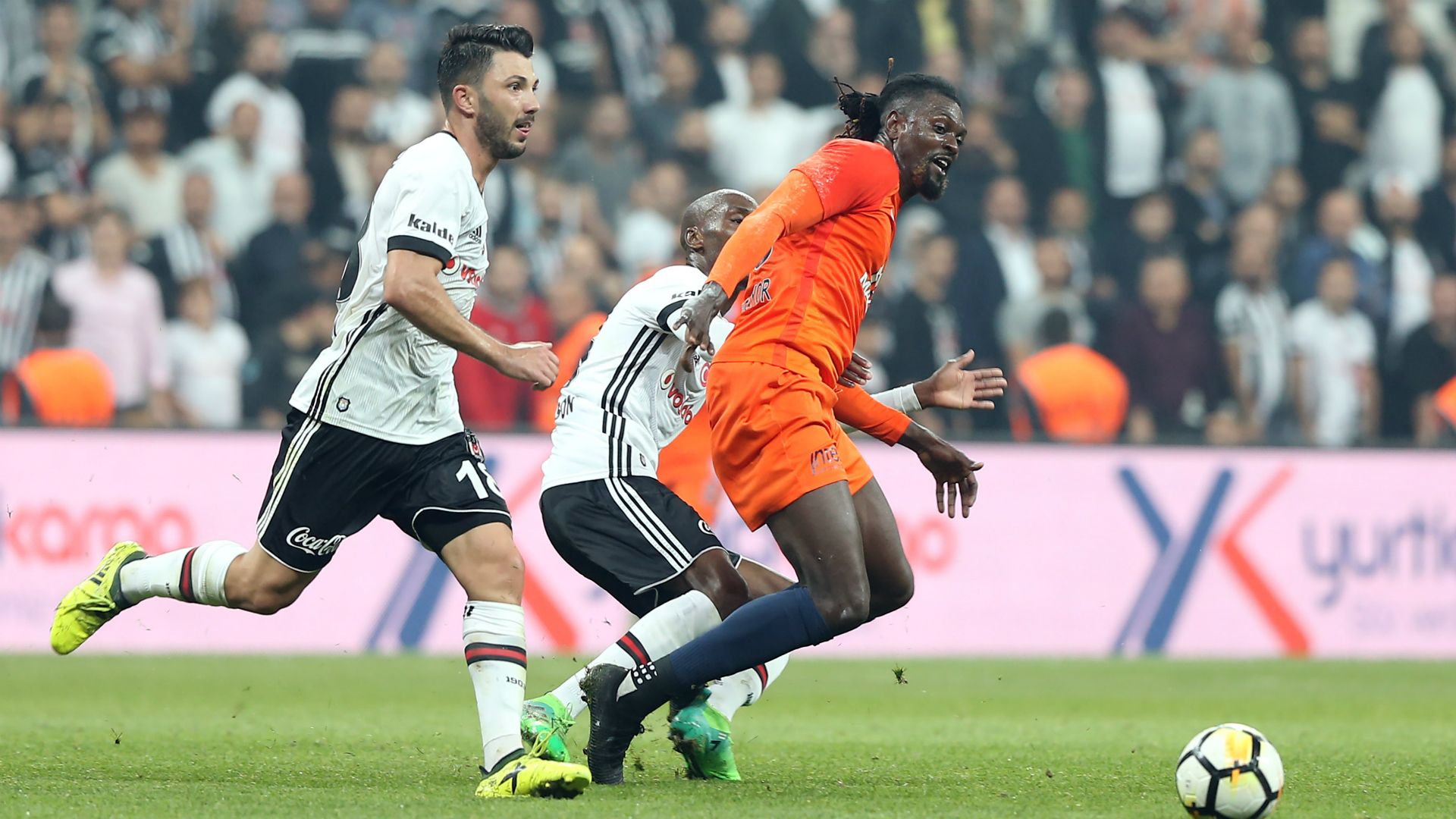 Tolgay Arslan Emmanuel Adebayor Besiktas Basaksehir 10232017