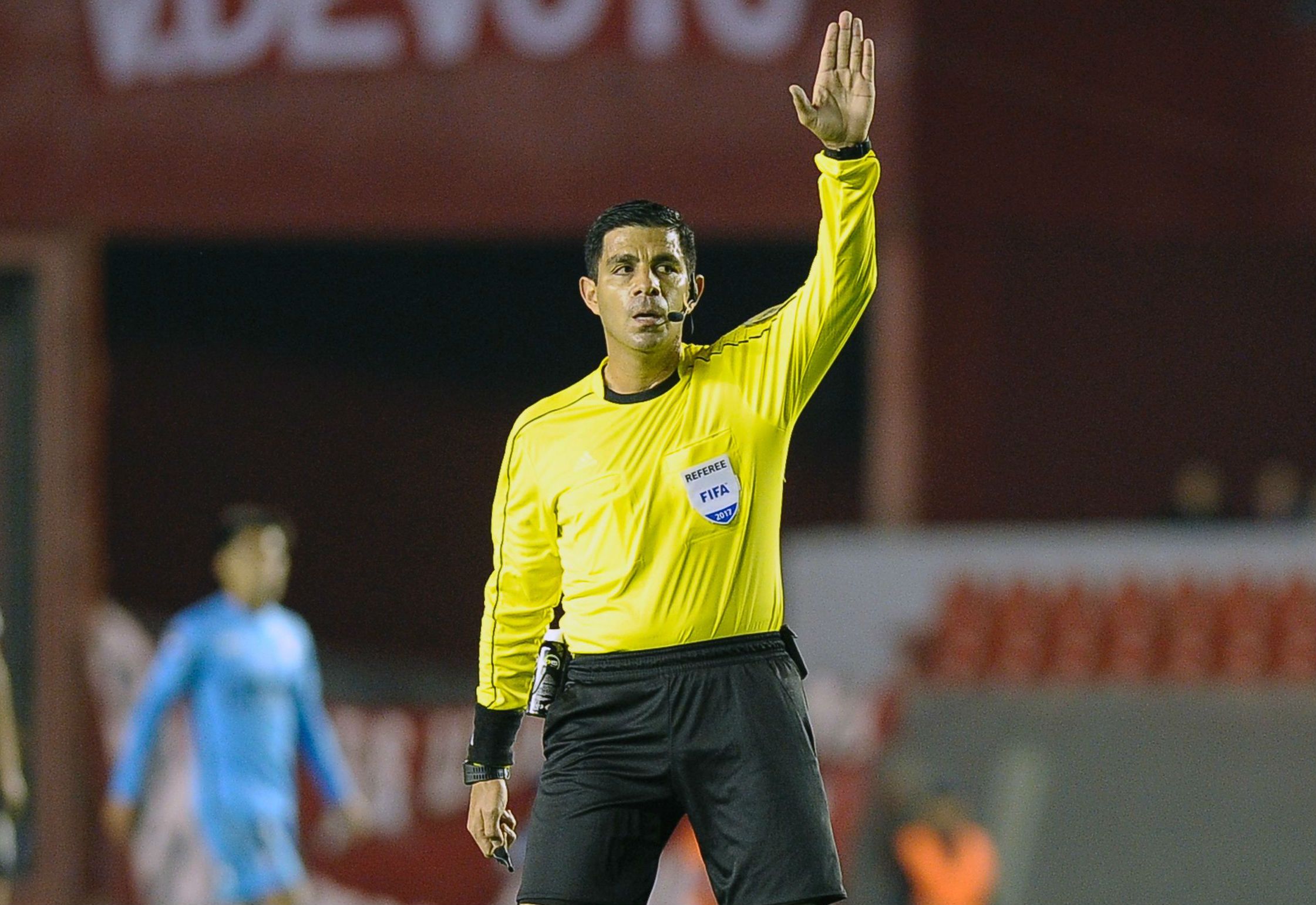 Arbitro Enrique Cáceres