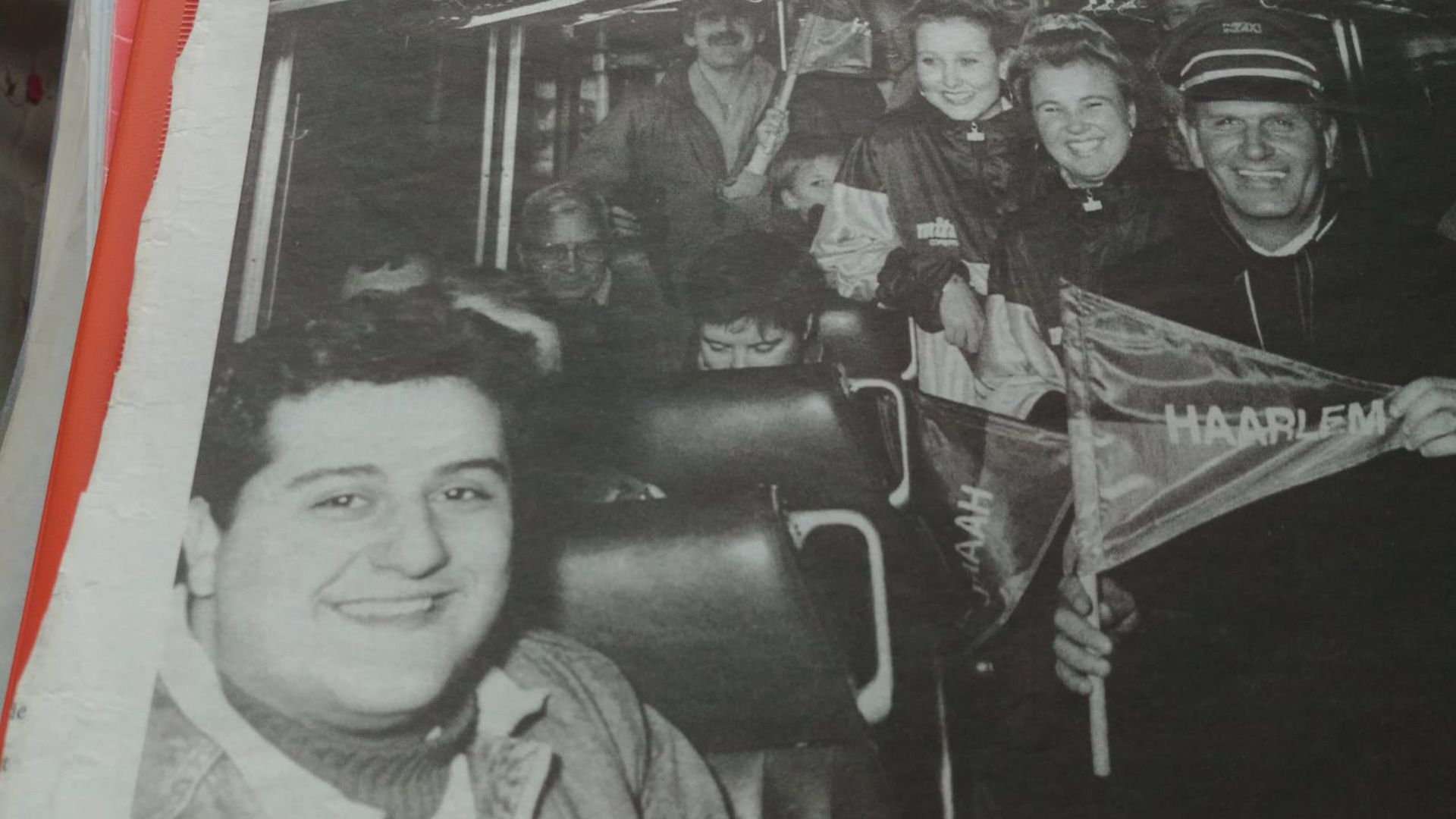 Mino Raiola Barry Hughes (rechts, mit Haarlem-Fähnchen und Kapitänsmütze)