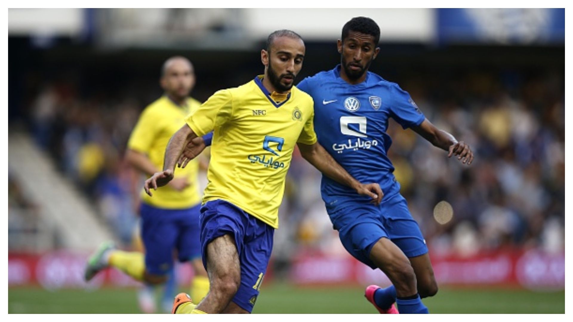 Al-Hilal's midfielder Salman Al-Faraj (R) vies with Al-Nassr's forward Mohammed Al-Sahlawi during the Saudi Super Cup 2015