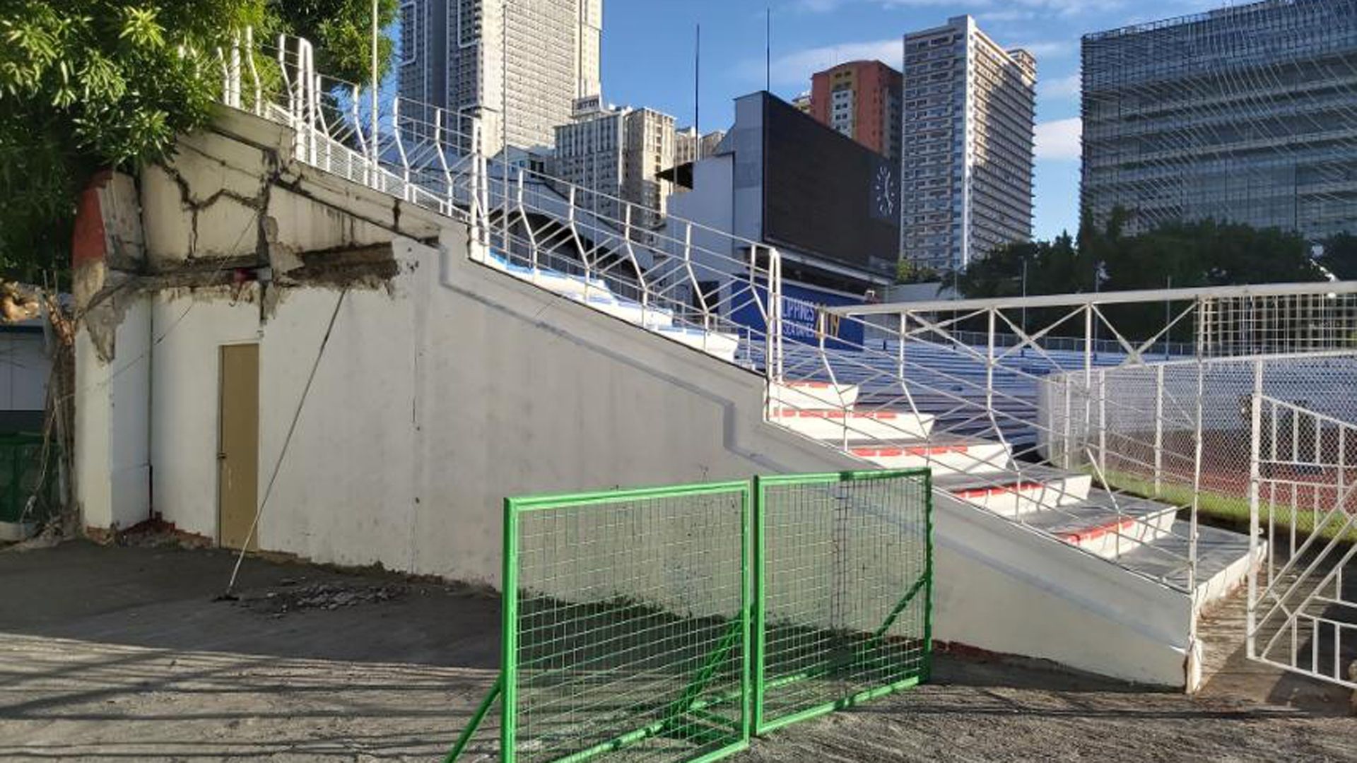 Suasana Stadion Rizal Memorial