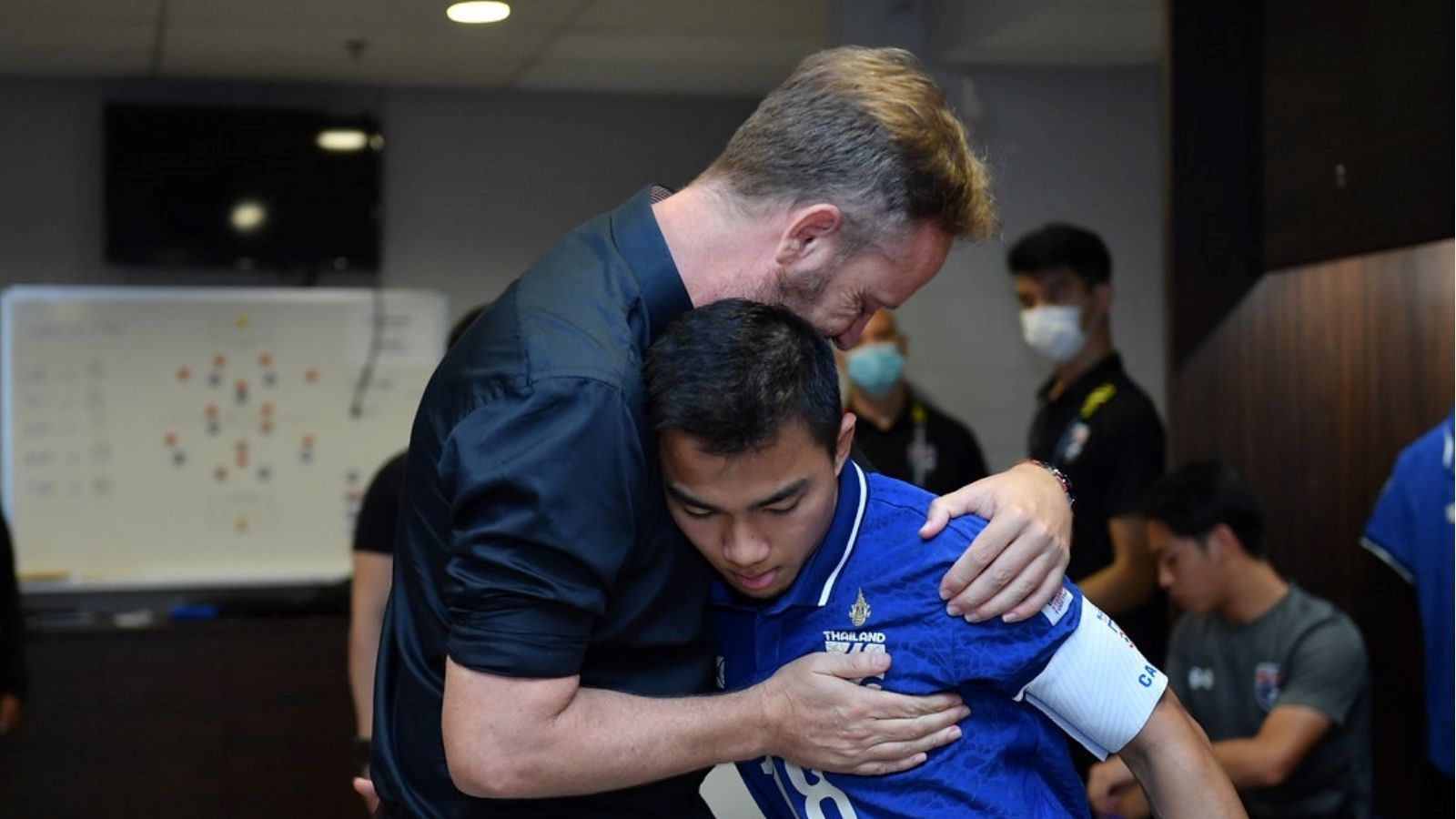 มาโน - ชนาธิป