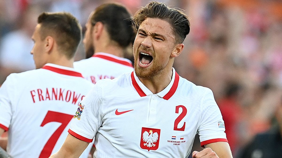 Matty Cash krzyczy z radości w koszulce reprezentacji Polski