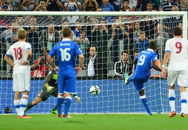 Mario Balotelli (Italy) scores a penalty against Czech Republic