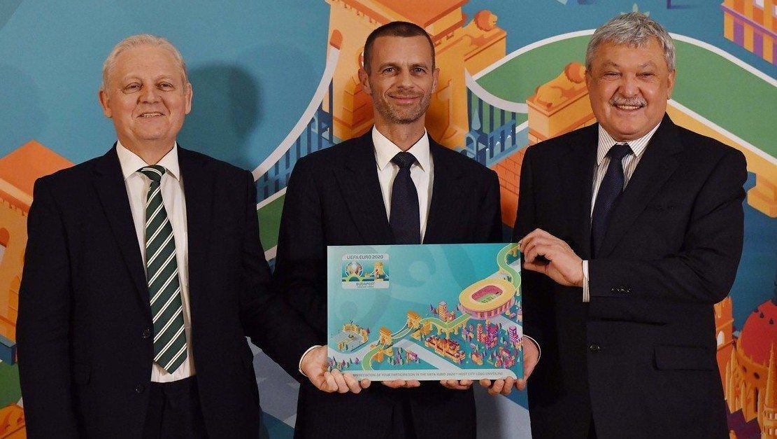 Aleksander Ceferin az UEFA elnöke, Csányi Sándor, a Magyar Labdarúgó Szövetség elnöke, valamint Tarlós István főpolgármester a megnyitón