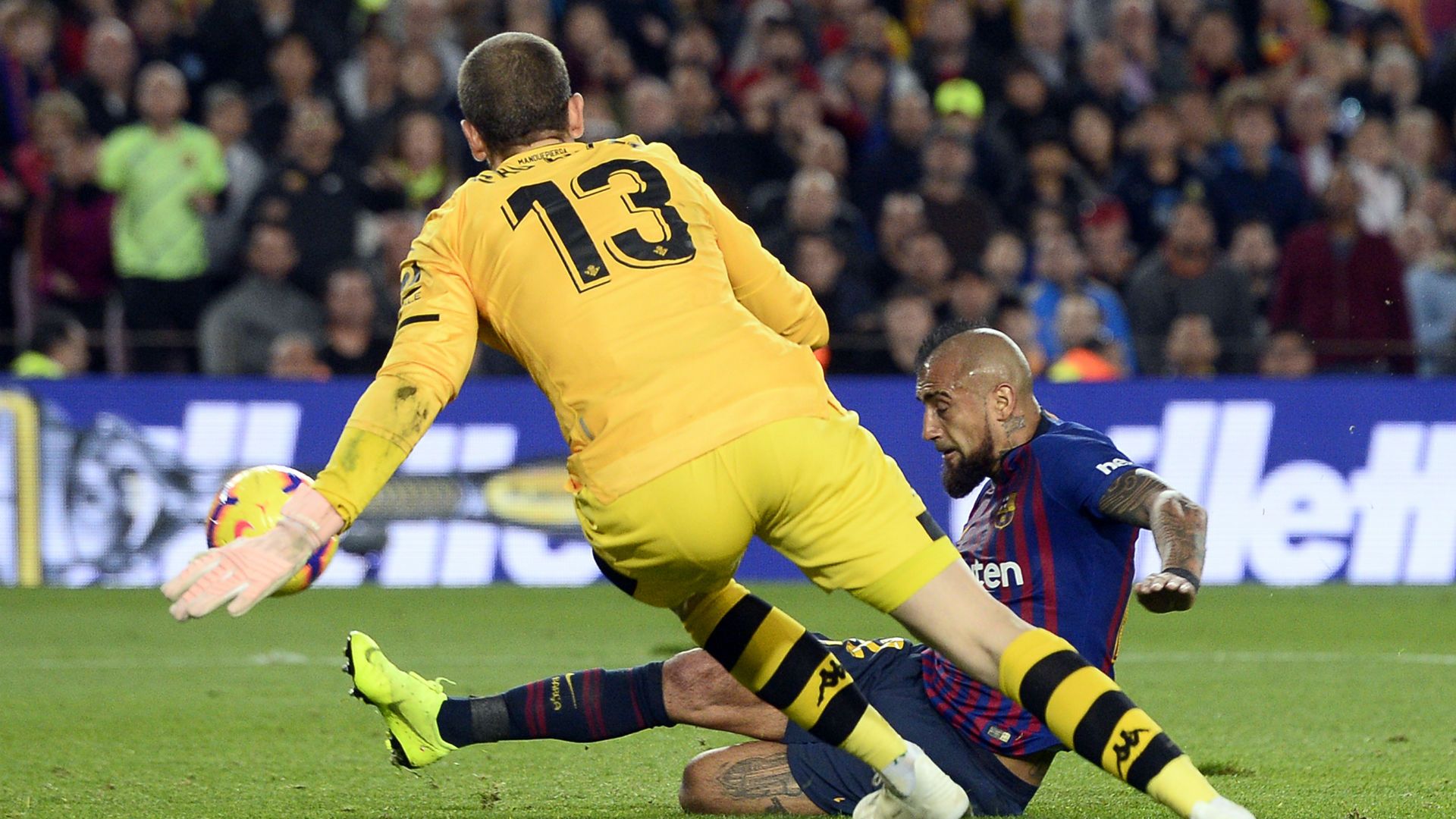 111118 Barcelona Betis Arturo Vidal Pau López