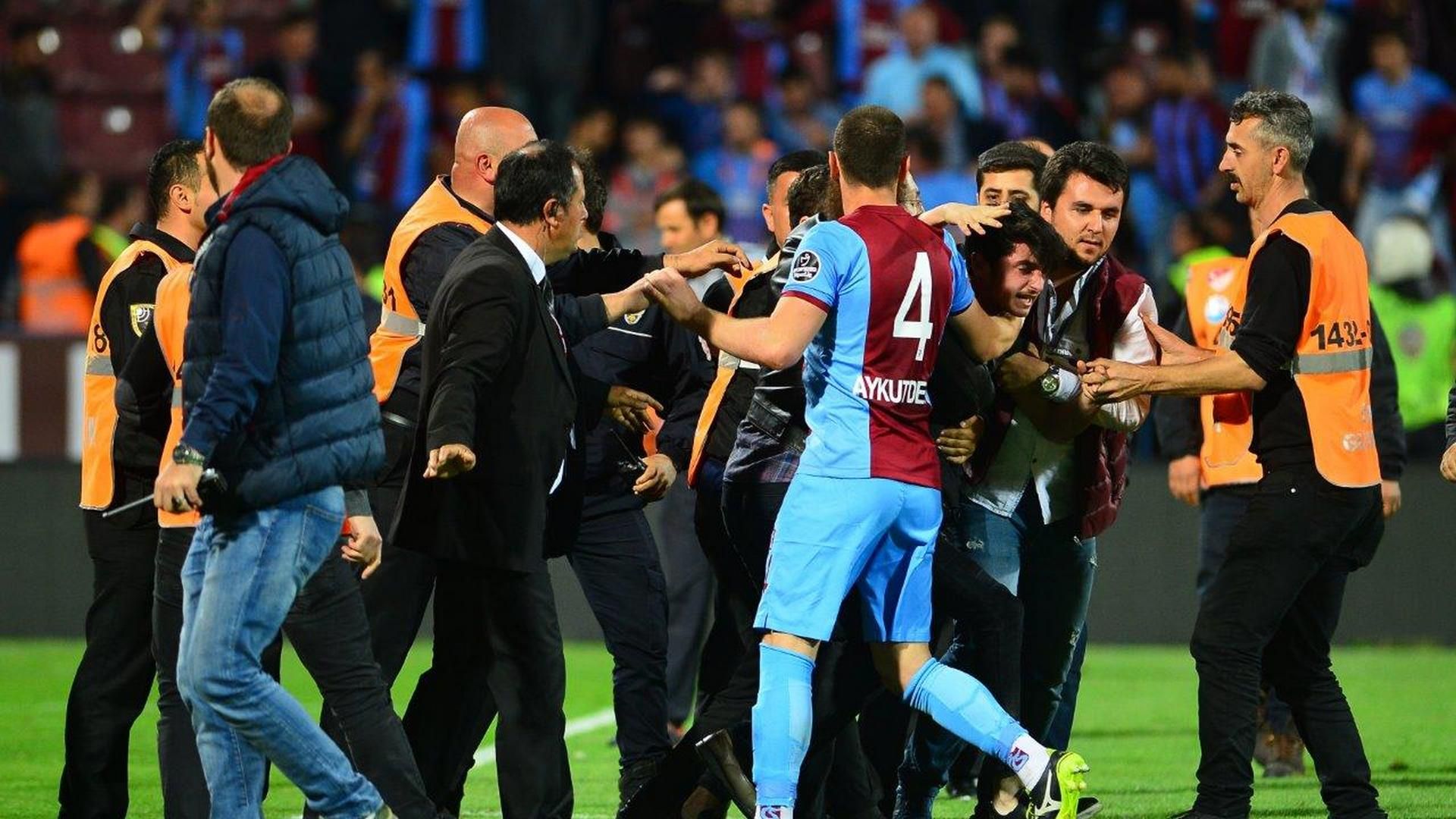 Trabzonspor Fenerbahce pitch invasion 04242016