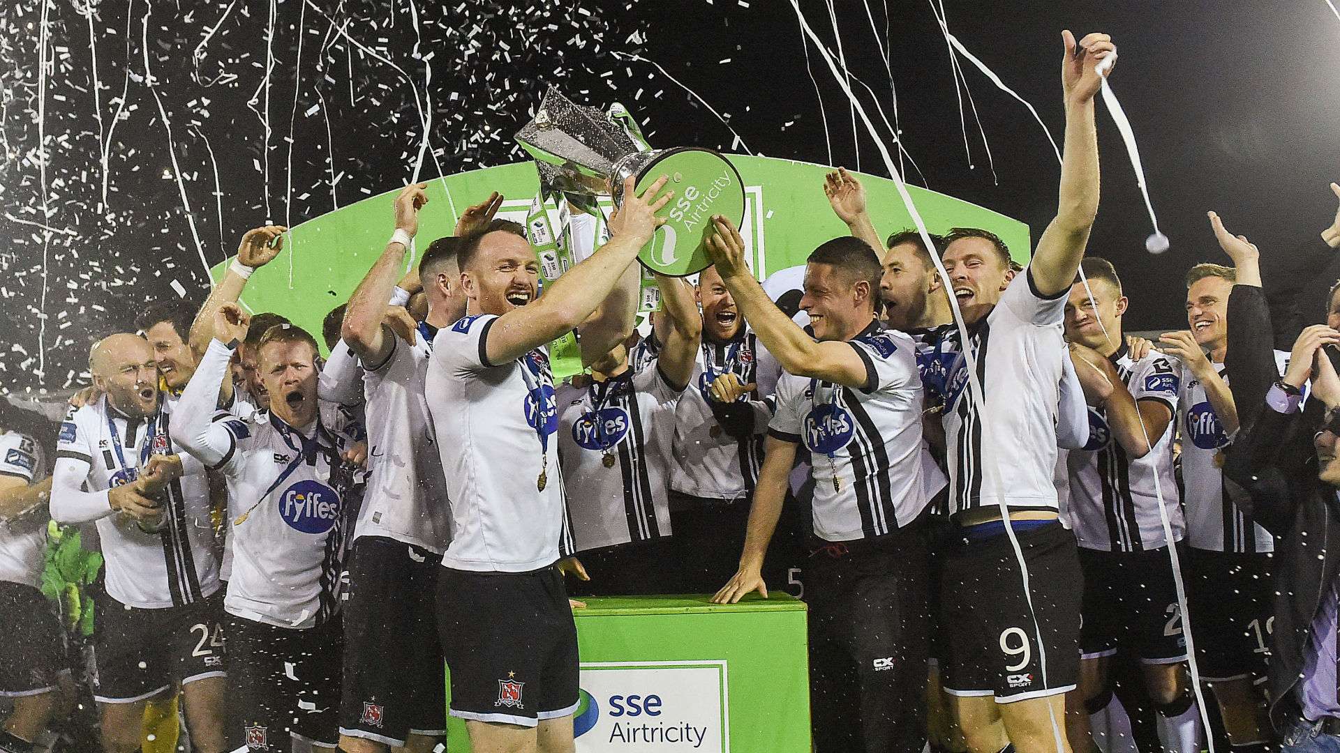 Dundalk celebrate Premier Division win 28102016