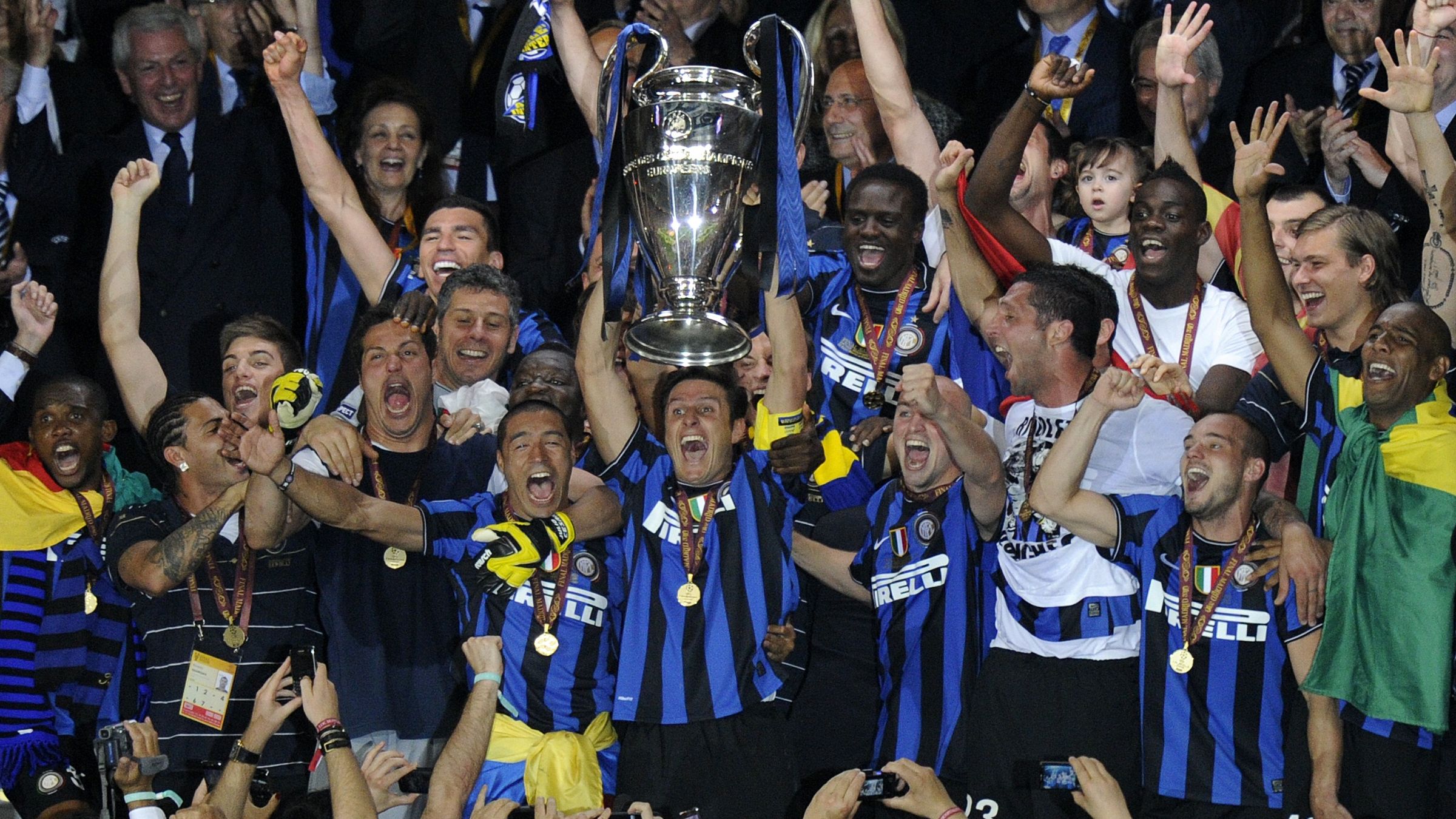 Inter Milan player celebrate with the tr