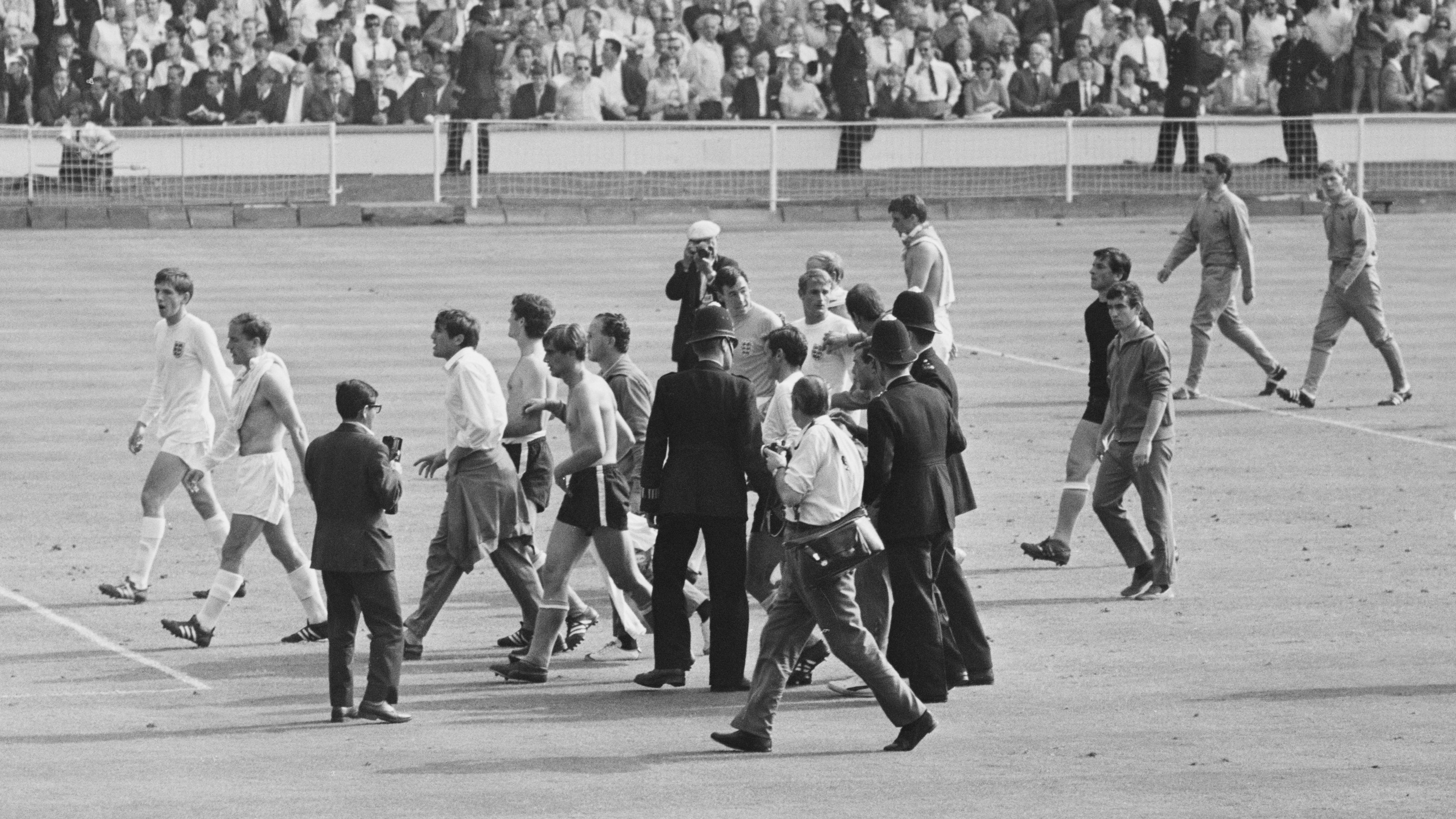 Rattin leaves the field