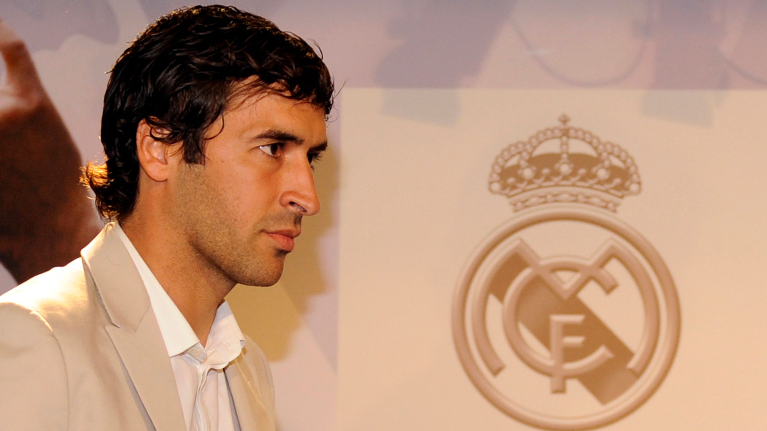 Real Madrid's forward Raul Gonzalez atte