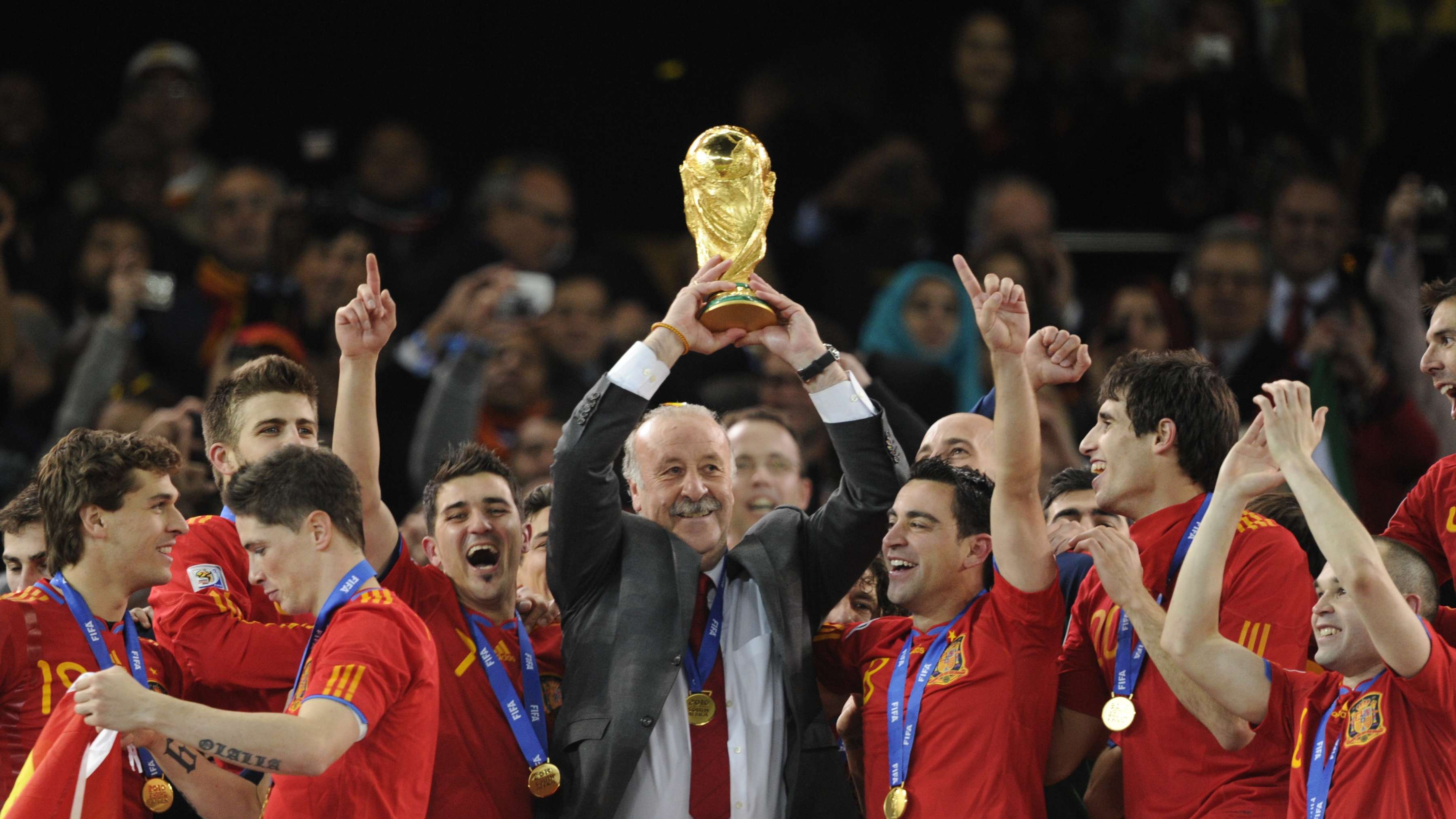 Spain's coach Vicente Del Bosque holds t
