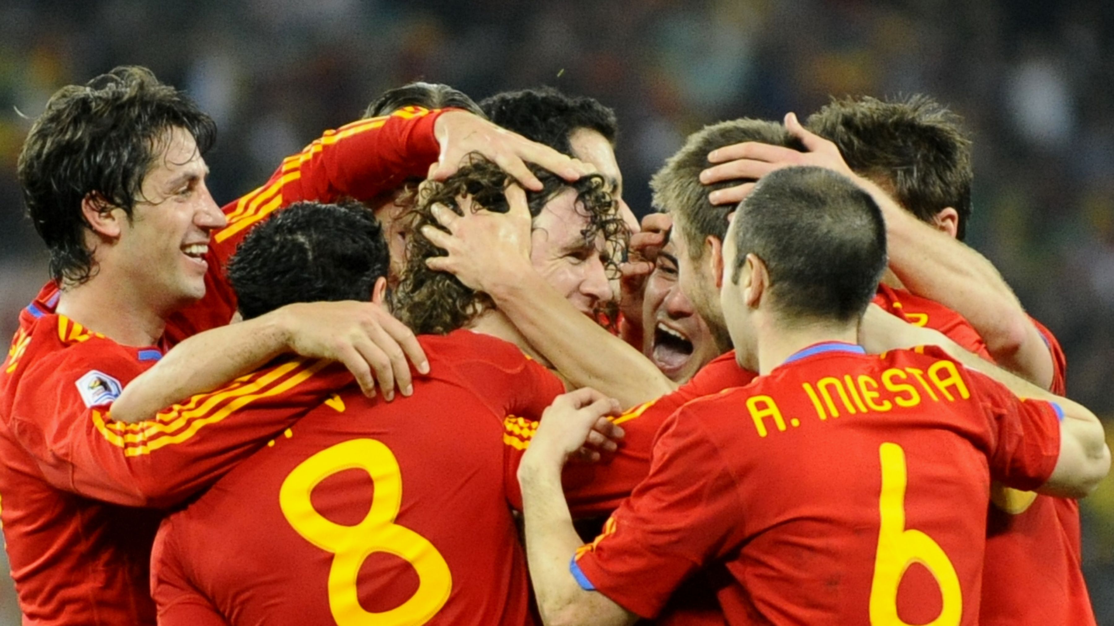 Spain's defender Carles Puyol (R) celeba