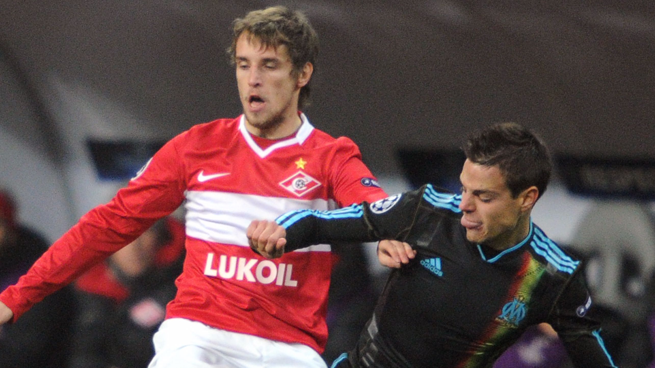 Cesar Azpilicueta (R) of Marseille fight