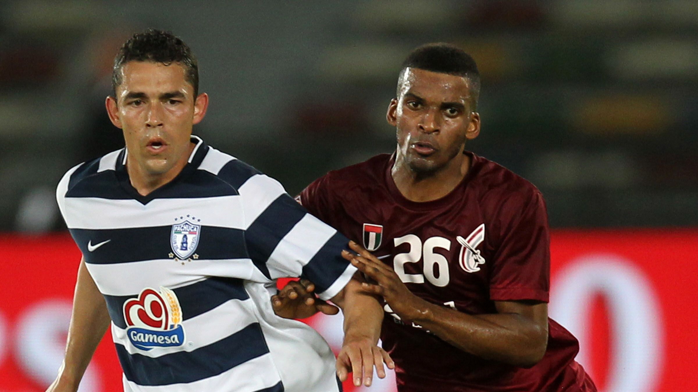 Al-Wahda's Mahmud al-Hammadi (R) challen