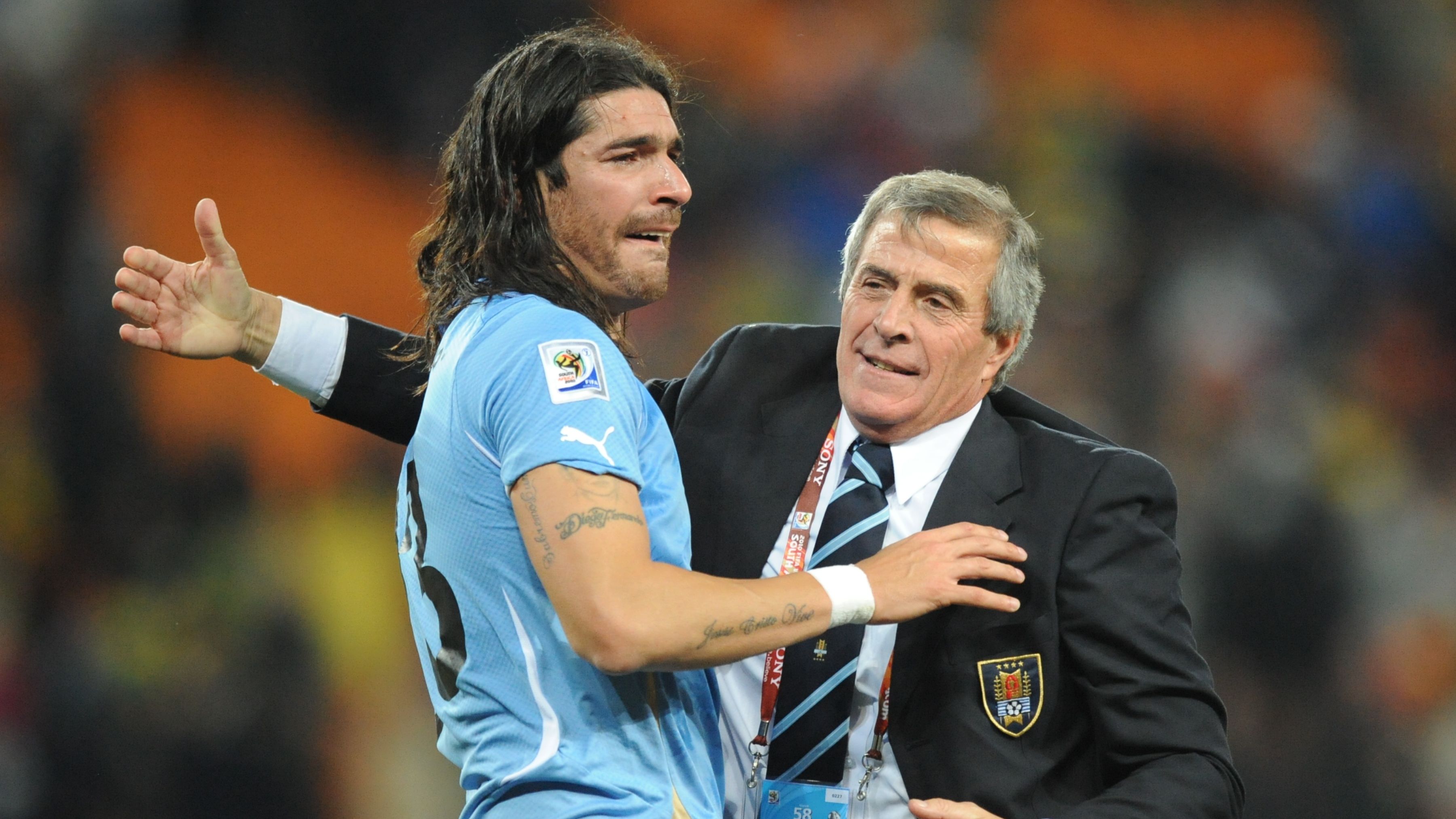 Uruguay's striker Sebastian Abreu (L) ce