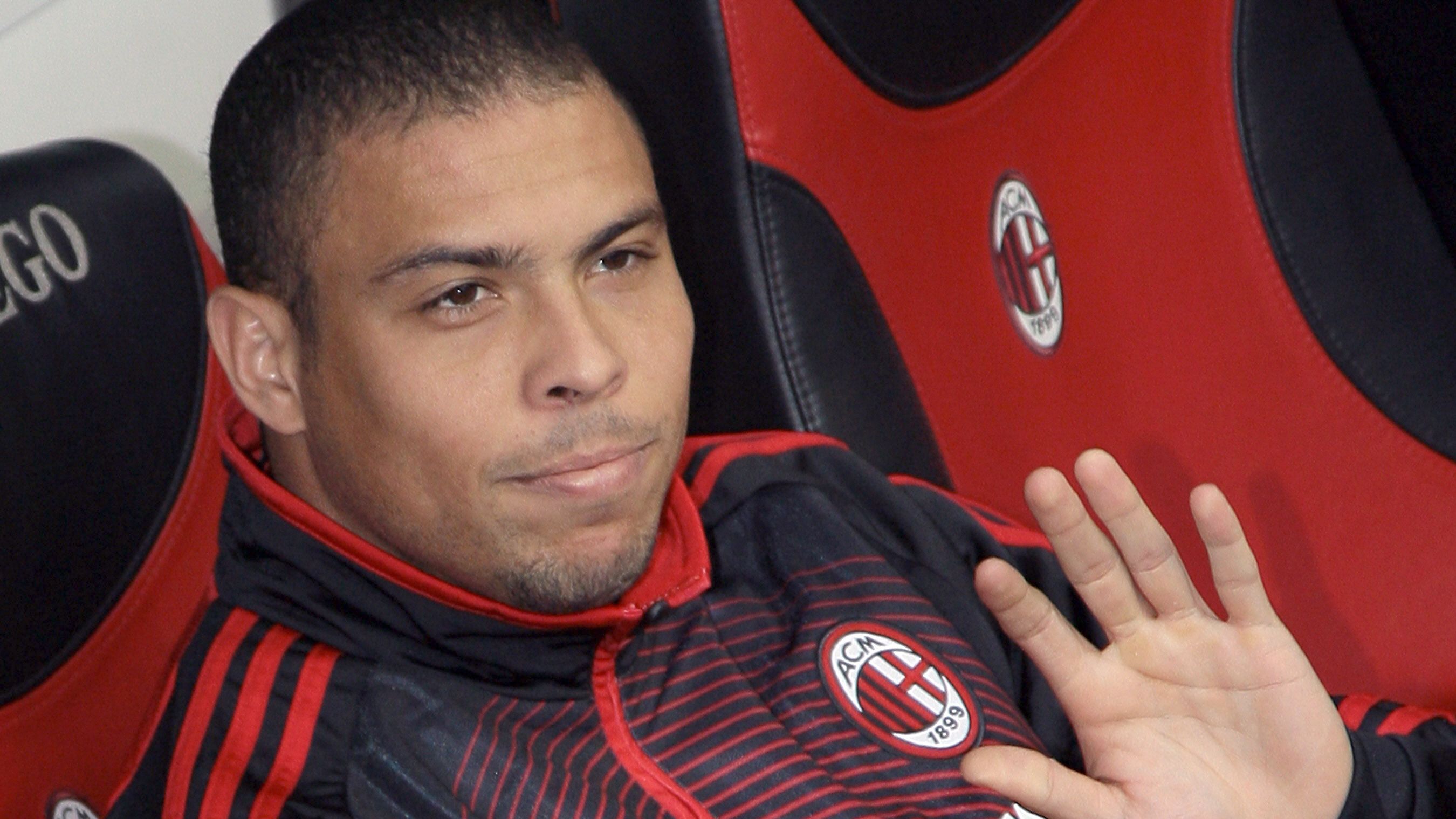 AC Milan's Brazilian player Ronaldo wave