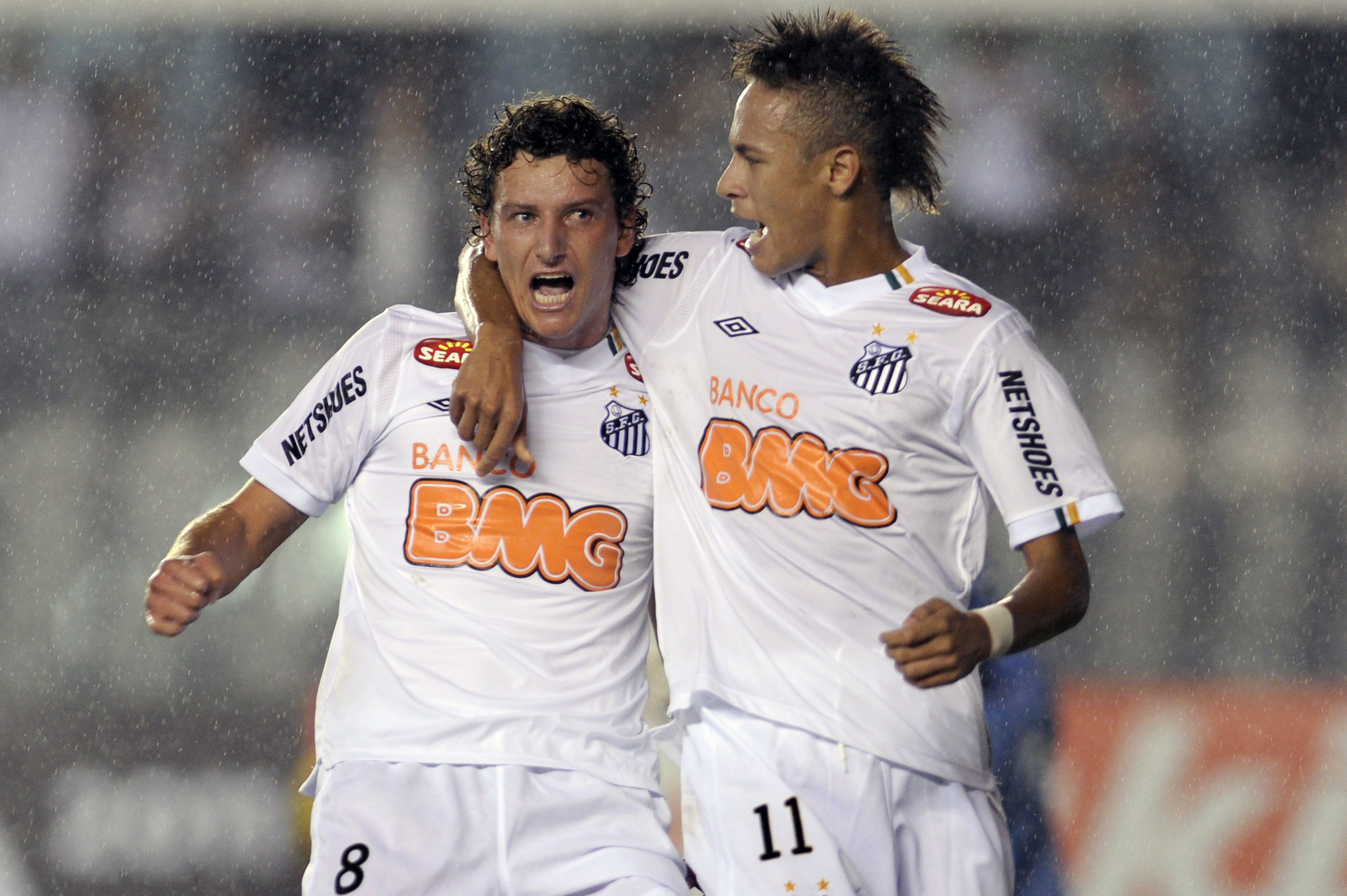 Elano (L), of Brazil's Santos FC, celebr