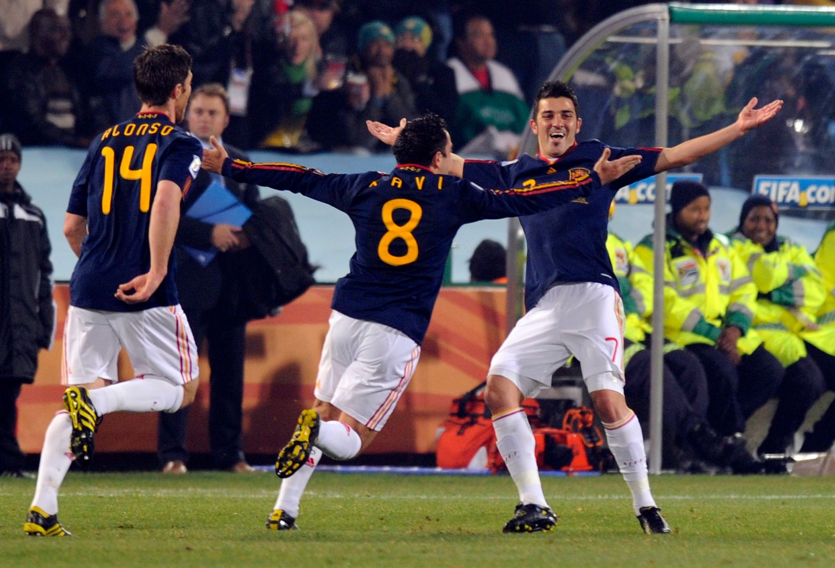 Spain's striker David Villa (R), Spain's