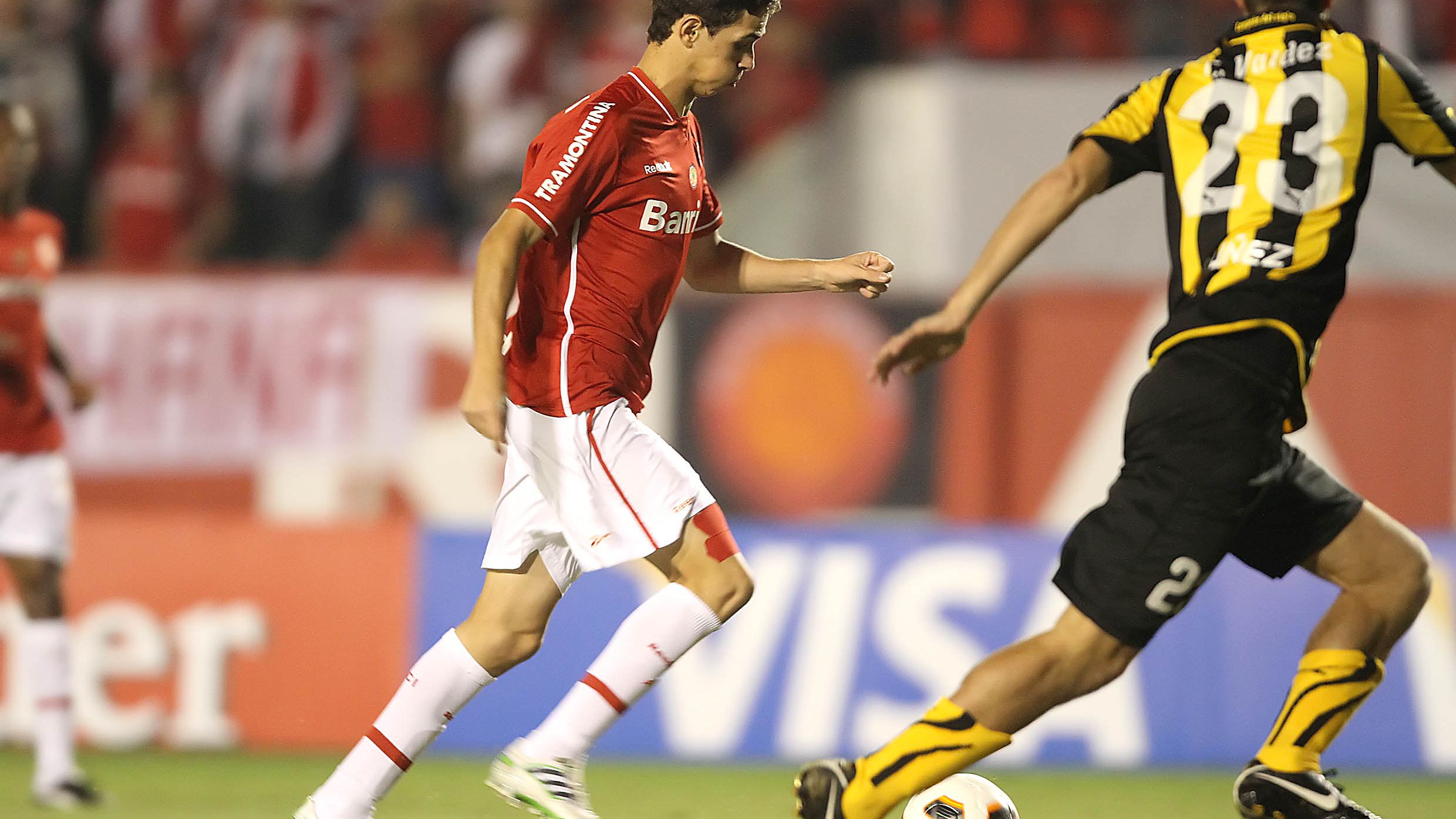 Internacional's Oscar (L) vies for the b