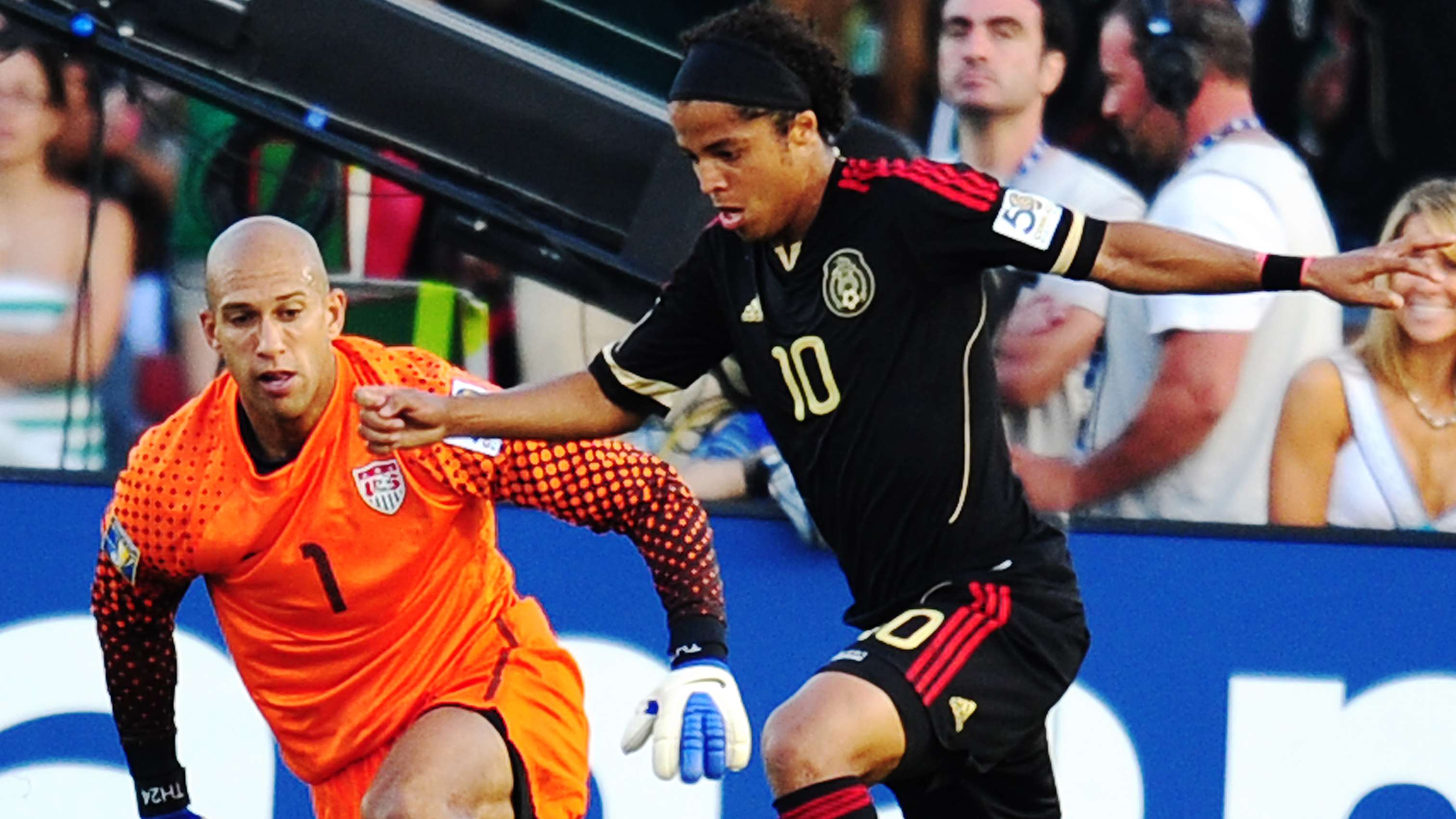 Mexico's Giovani DosSantos (R) drives th