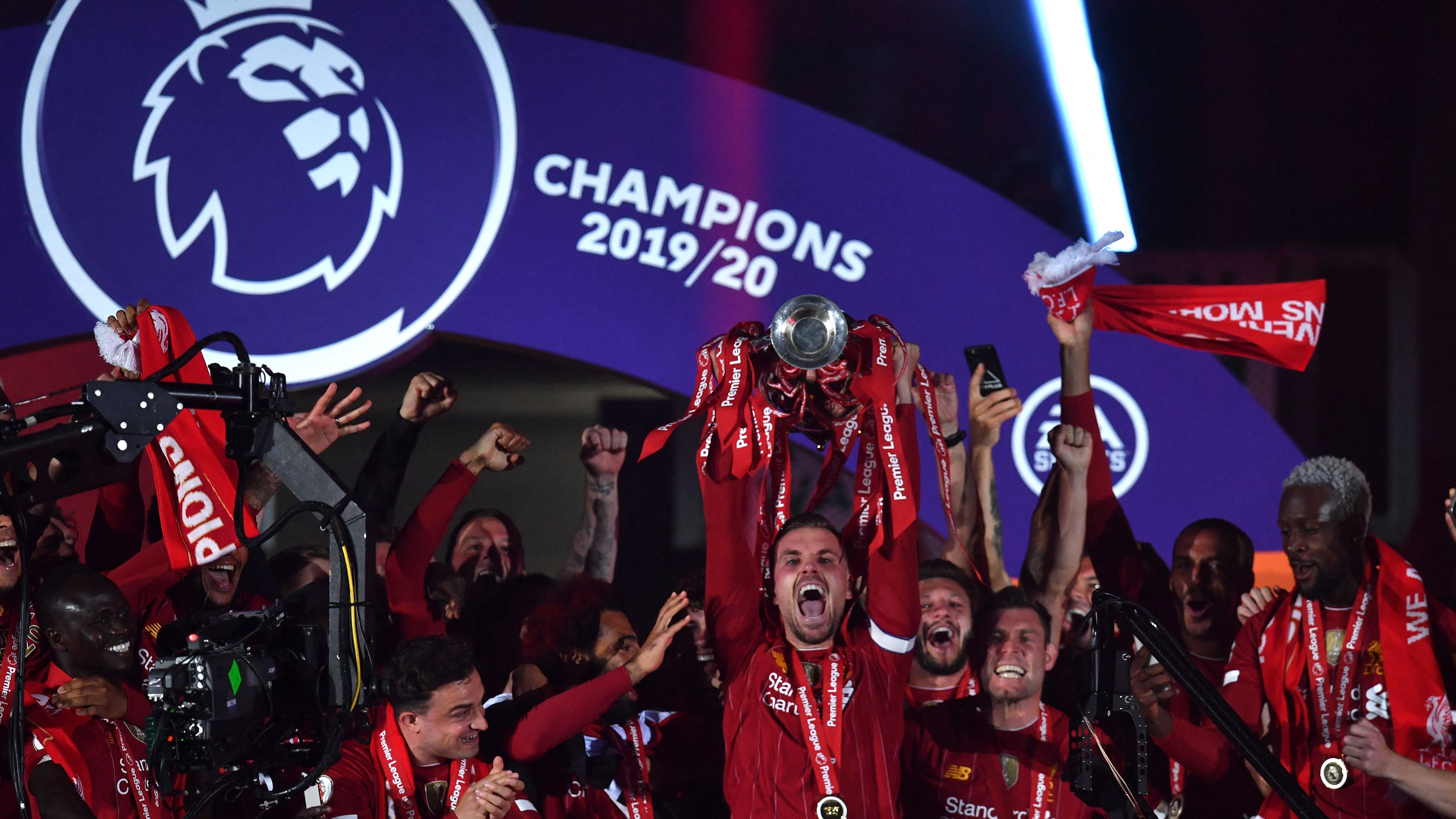 FBL-ENG-PR-LIVERPOOL-CHELSEA-TROPHY
