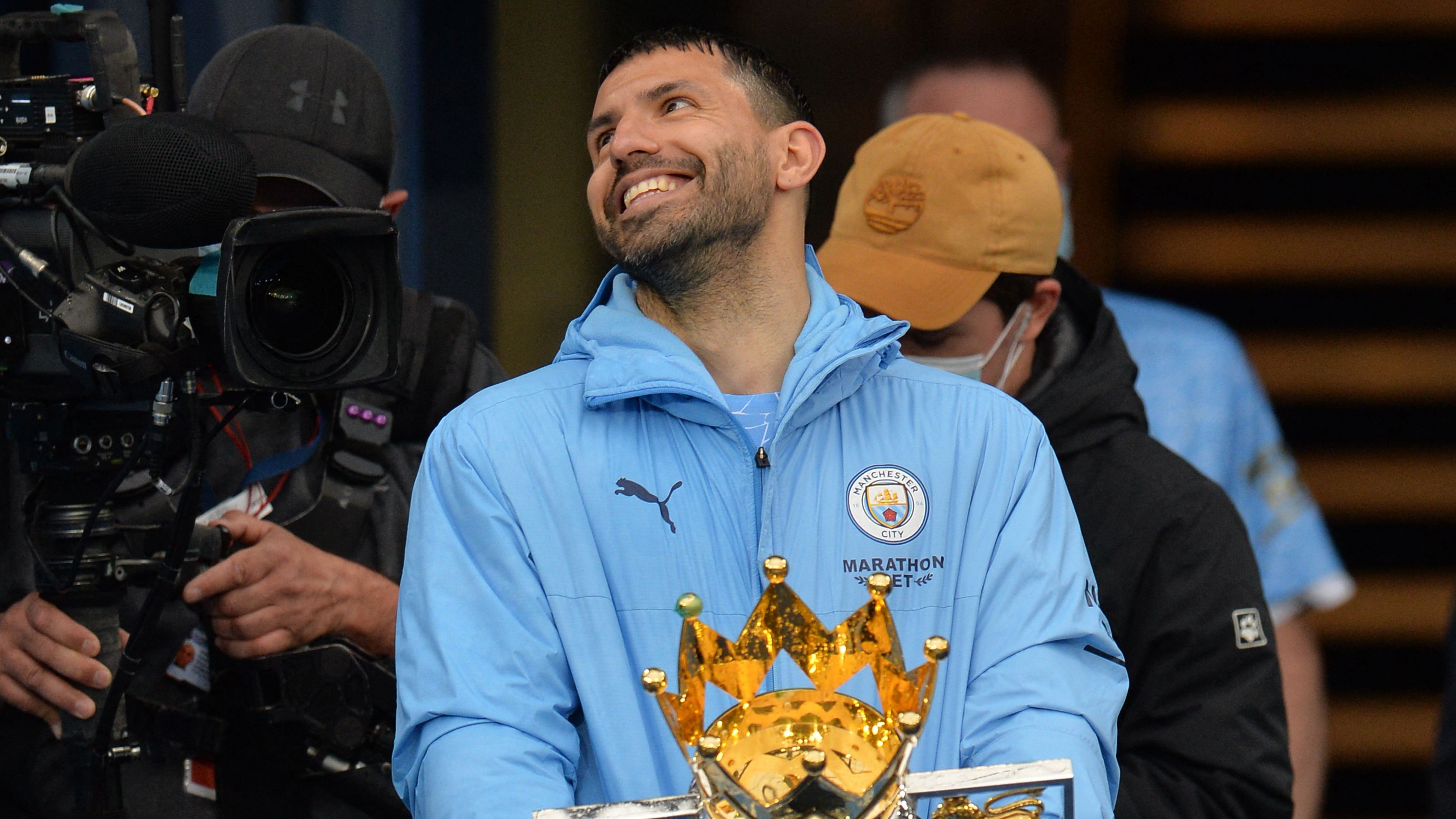 FBL-ENG-PR-MAN CITY-EVERTON-TROPHY