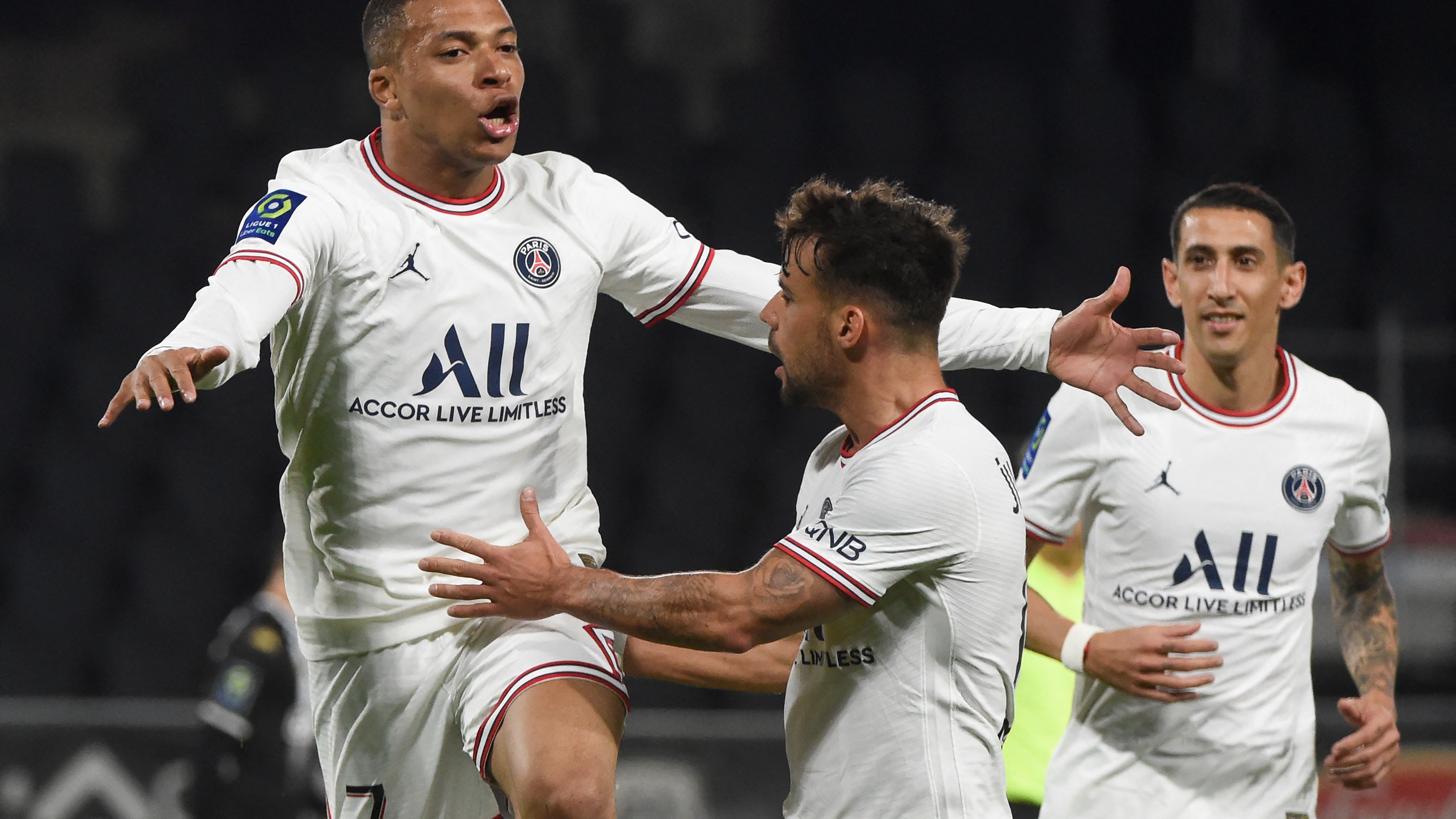 FBL-FRA-LIGUE1-ANGERS-PSG