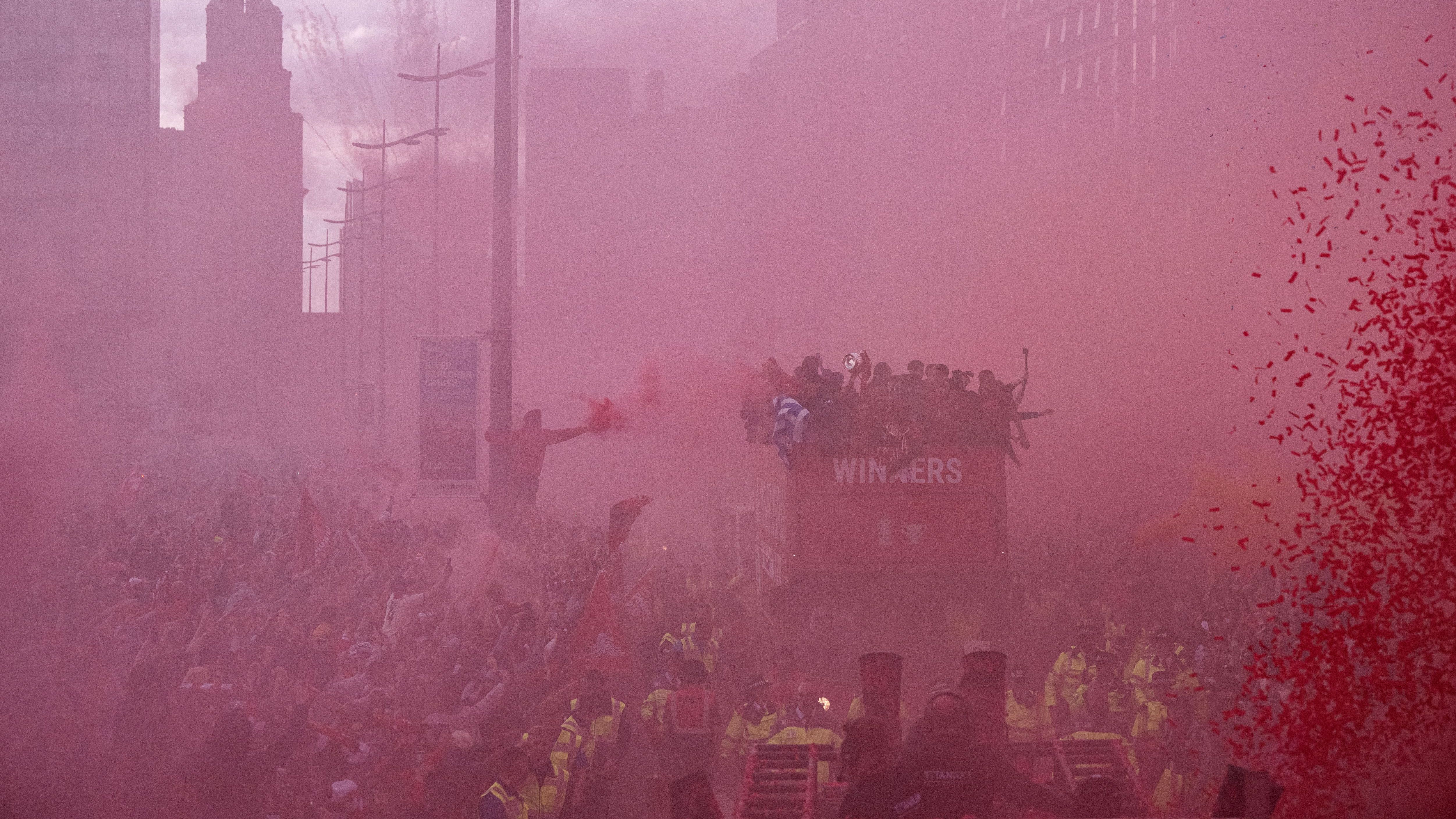 TOPSHOT-FBL-ENG-PR-LIVERPOOL-TROPHY-PARADE