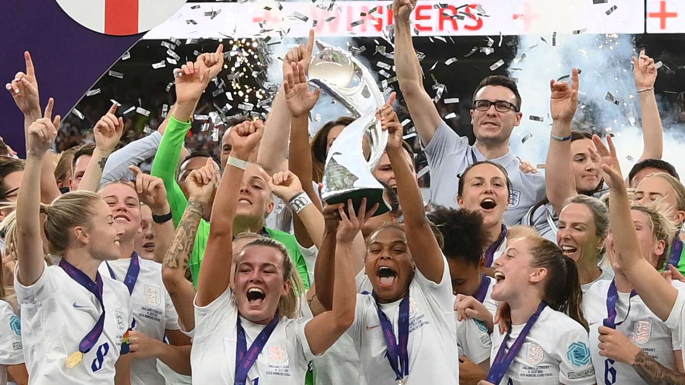 Футболистки сборных Германии и Англии во время Евро-2022