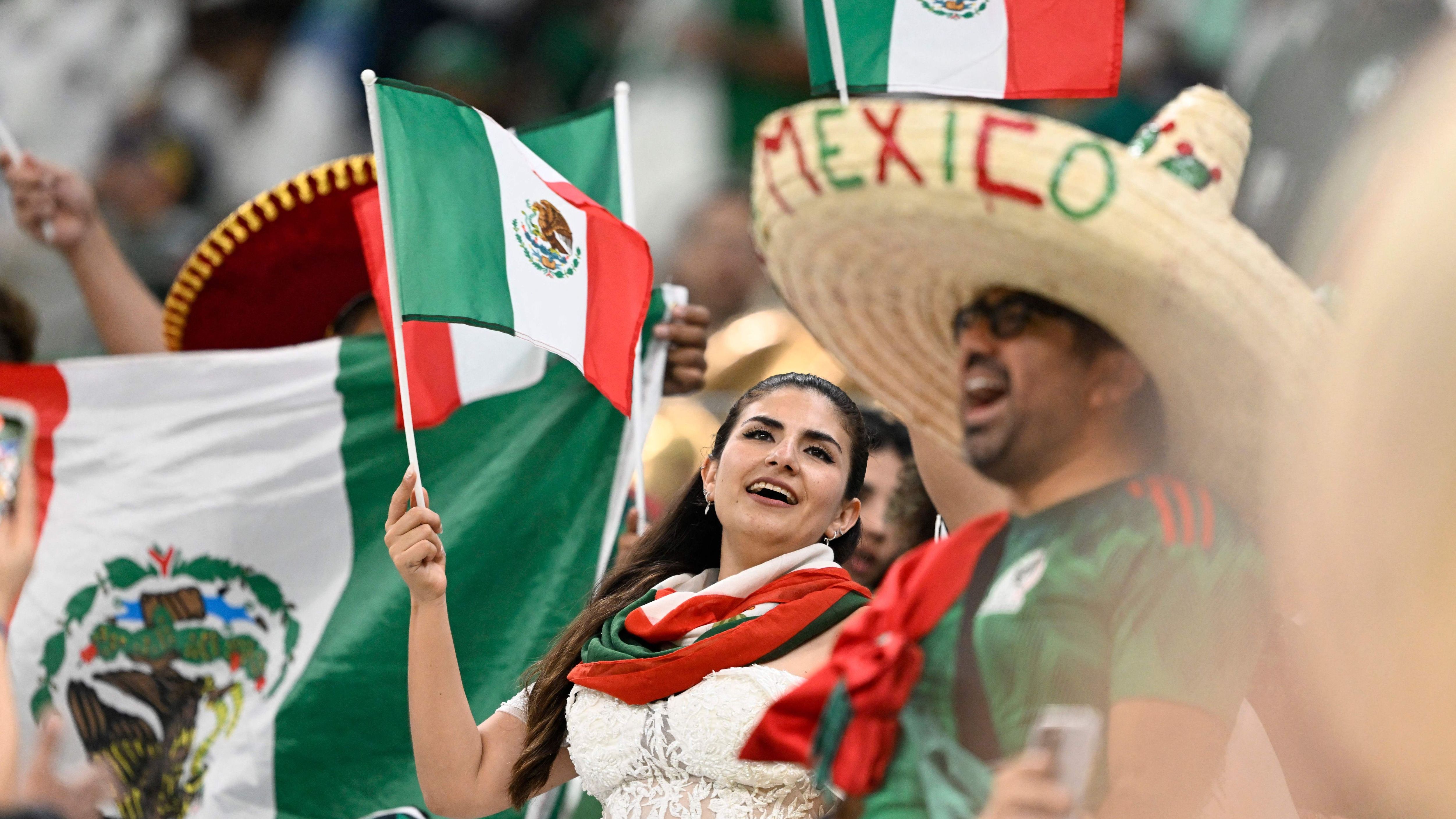 TOPSHOT-FBL-WC-2022-MATCH40-KSA-MEX-FANS