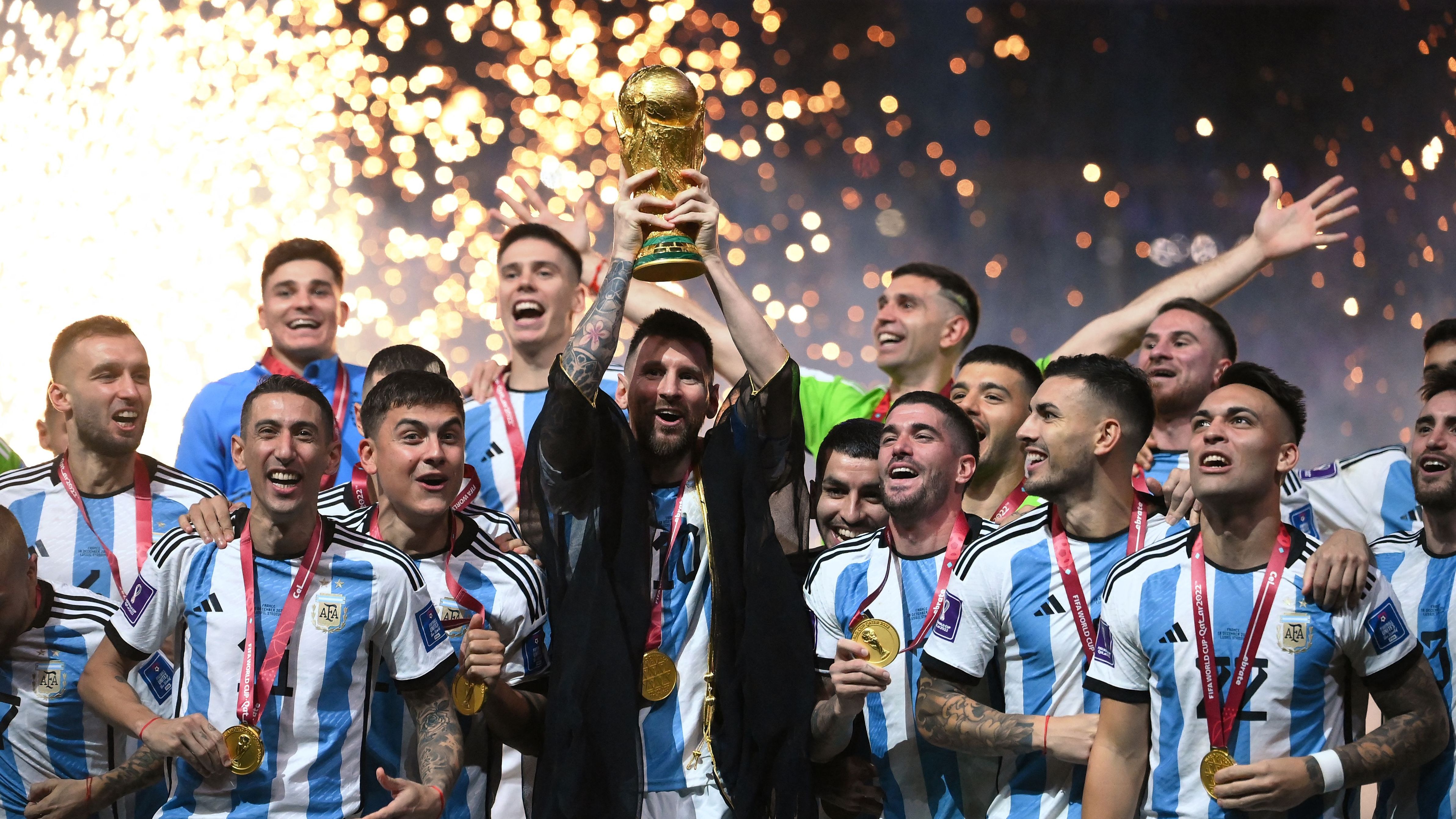 TOPSHOT-FBL-WC-2022-MATCH64-ARG-FRA-TROPHY