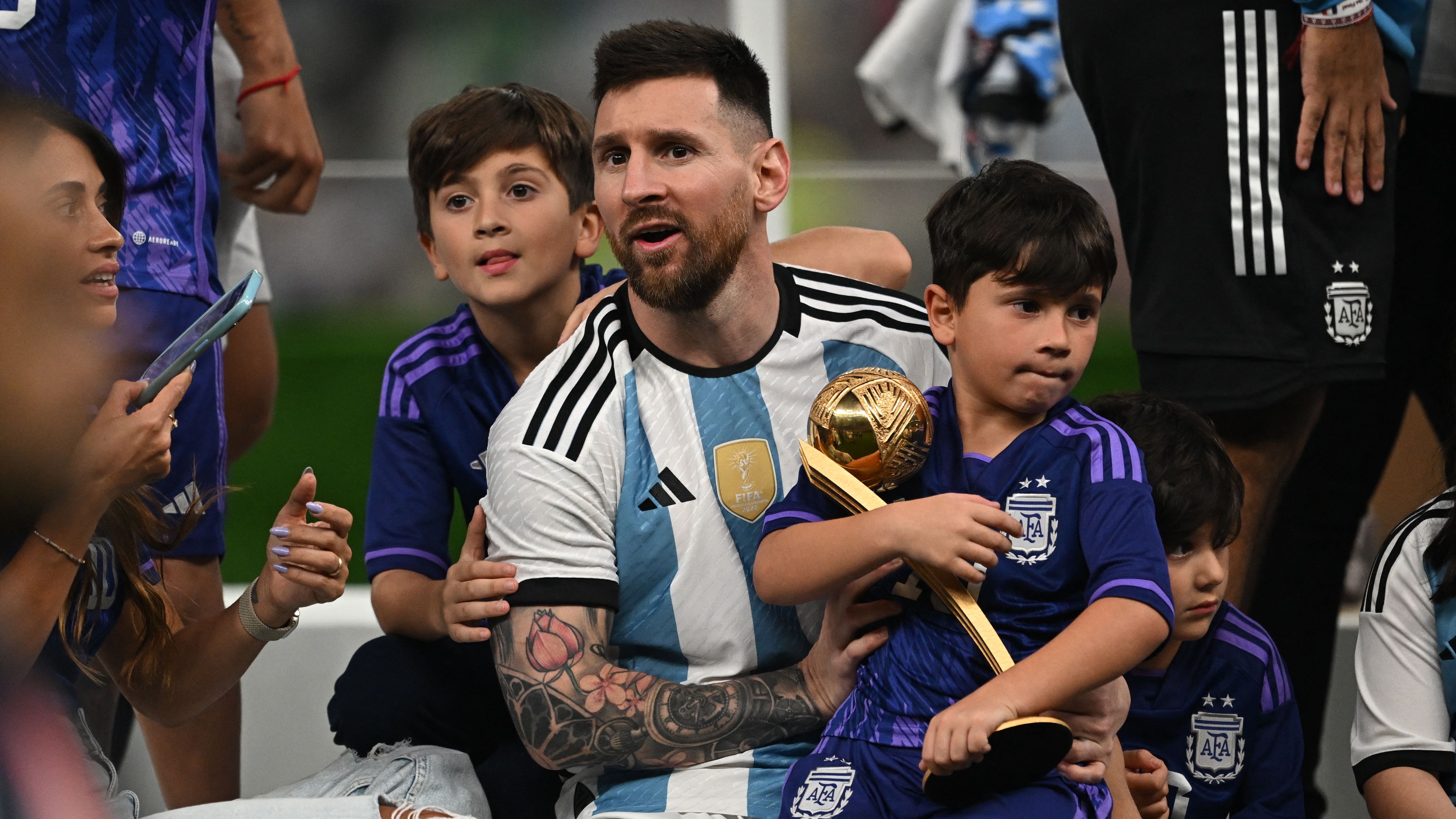 TOPSHOT-FBL-WC-2022-MATCH64-ARG-FRA-TROPHY