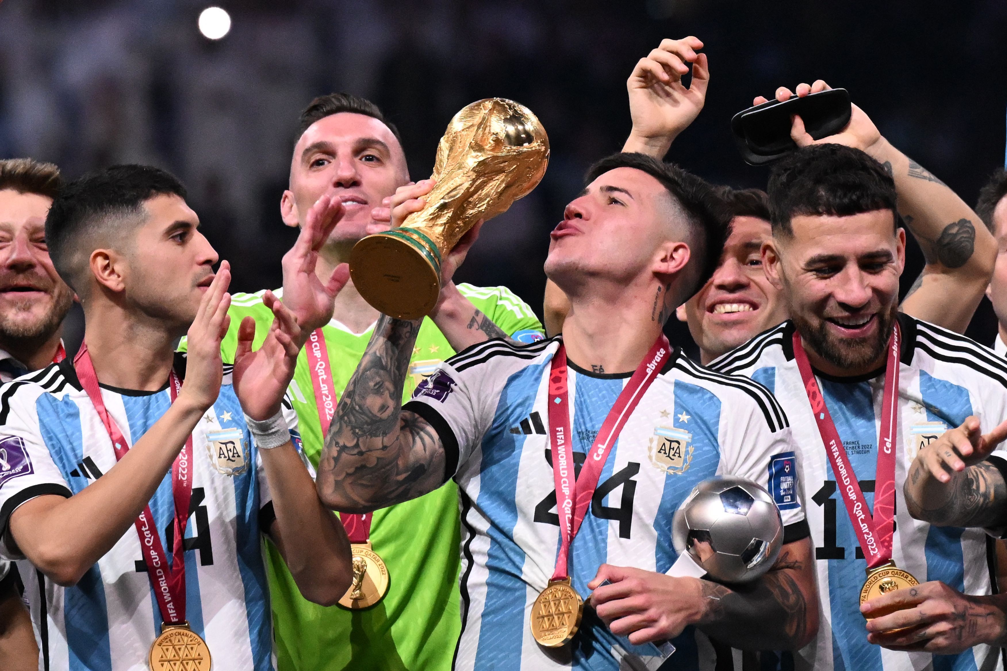 FBL-WC-2022-MATCH64-ARG-FRA-TROPHY