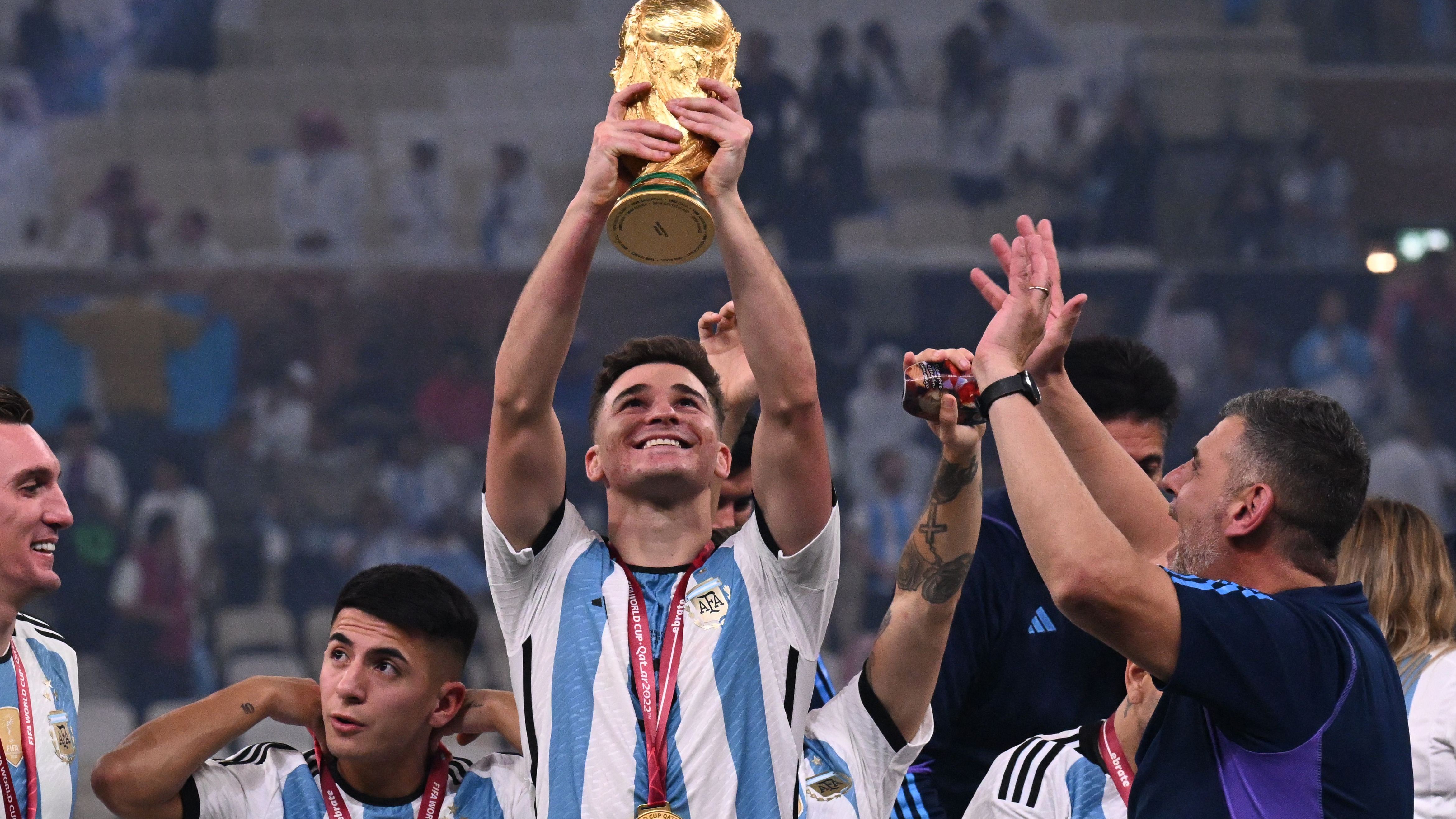 FBL-WC-2022-MATCH64-ARG-FRA-TROPHY