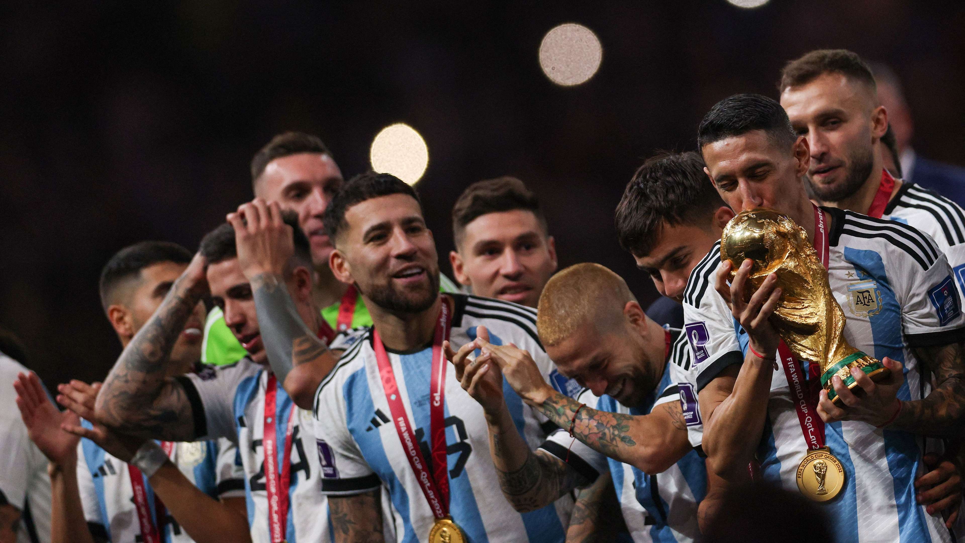 TOPSHOT-FBL-WC-2022-MATCH64-ARG-FRA-TROPHY