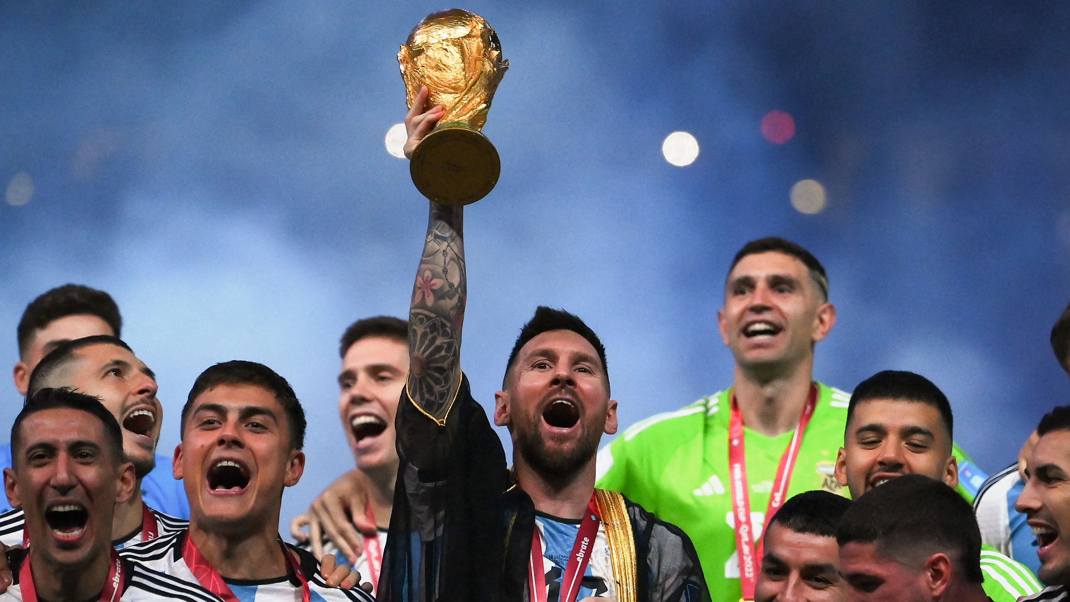 TOPSHOT-FBL-WC-2022-MATCH64-ARG-FRA-TROPHY