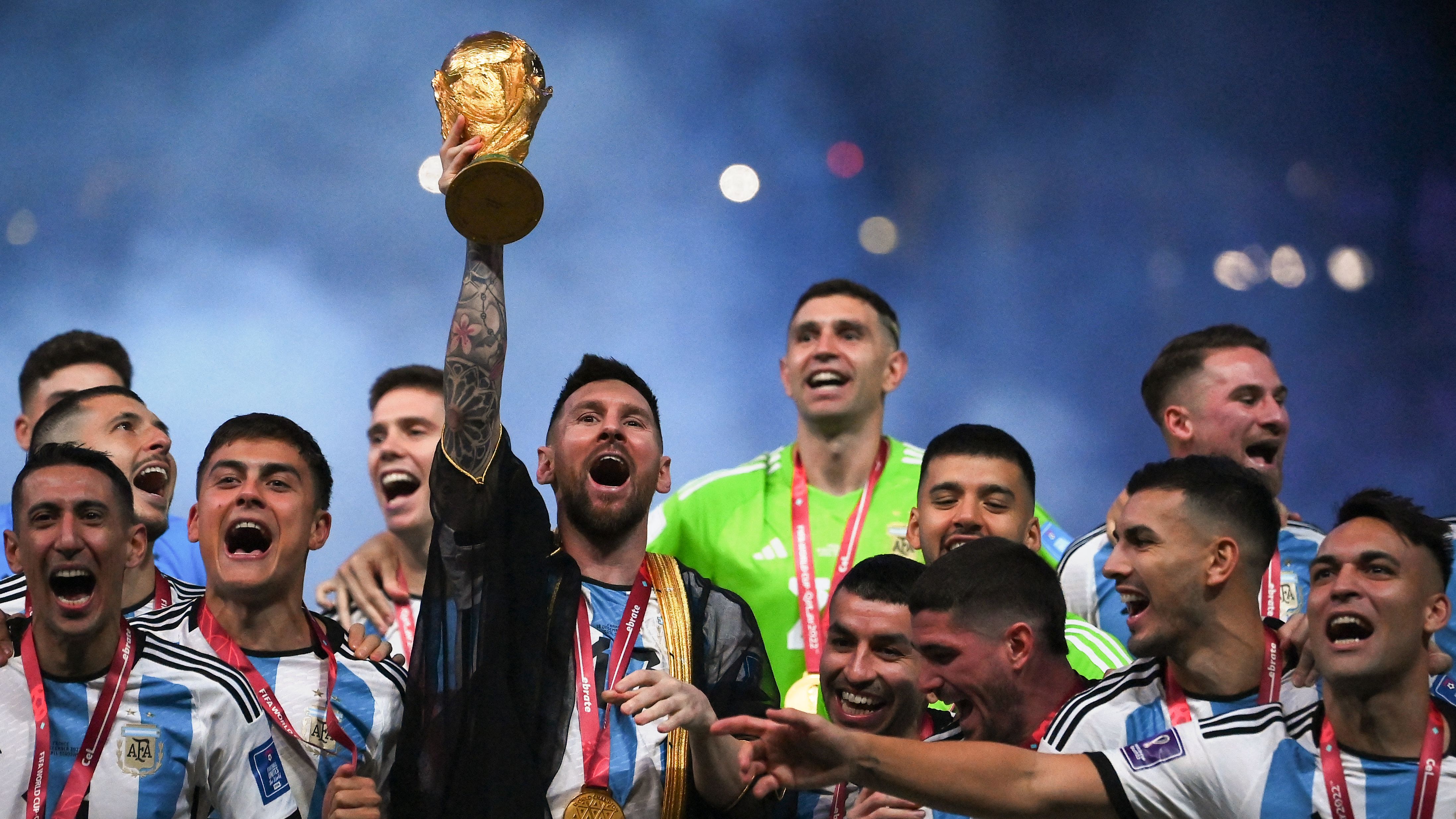 TOPSHOT-FBL-WC-2022-MATCH64-ARG-FRA-TROPHY